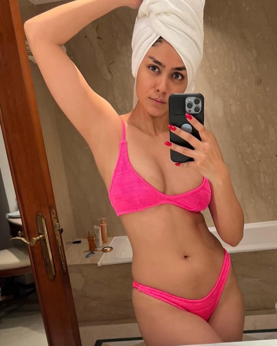 MellowQueen04's tweet photo. #MrunalThakur 🔥🔥🔥🥵🥵
#MrunalThakurhot 
#MrunalThakurHotness https://t.co/Mga5ftGnCv