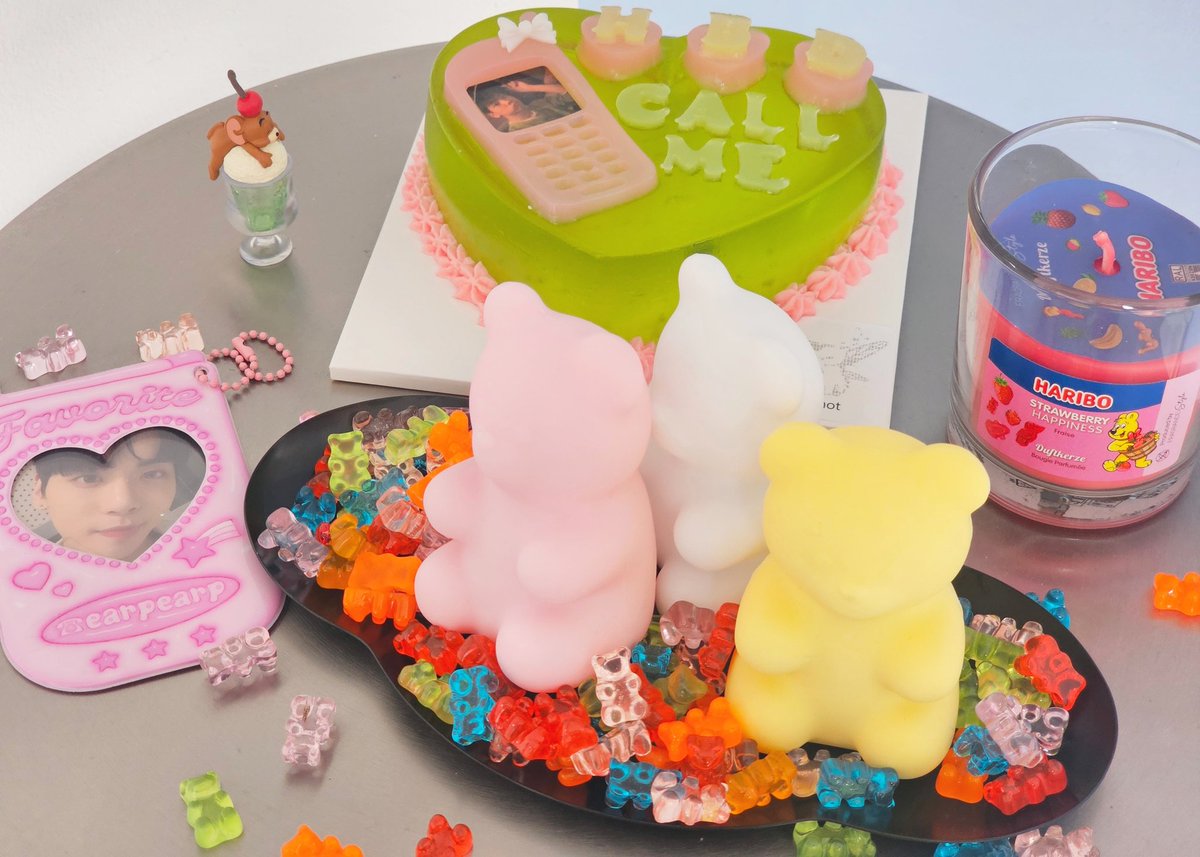 달콤한 냄새가 가득했던 젤리샵! 🤤

젤리 케이크를 보는 순간 '아웅~ 맛있어~ㅎㅅㅎ' 하는 종현이 목소리가 자동으로 들리는 기분이었습니다💗

귀여운 생일 이벤트 열어주셔서 감사합니다.ᐟㅎ⩊ㅎᰔᩚ

#종현 #Jonghyun #젤리케이크
#종현이의_서른다섯번째_봄
#HAPPY_JJONG_DAY