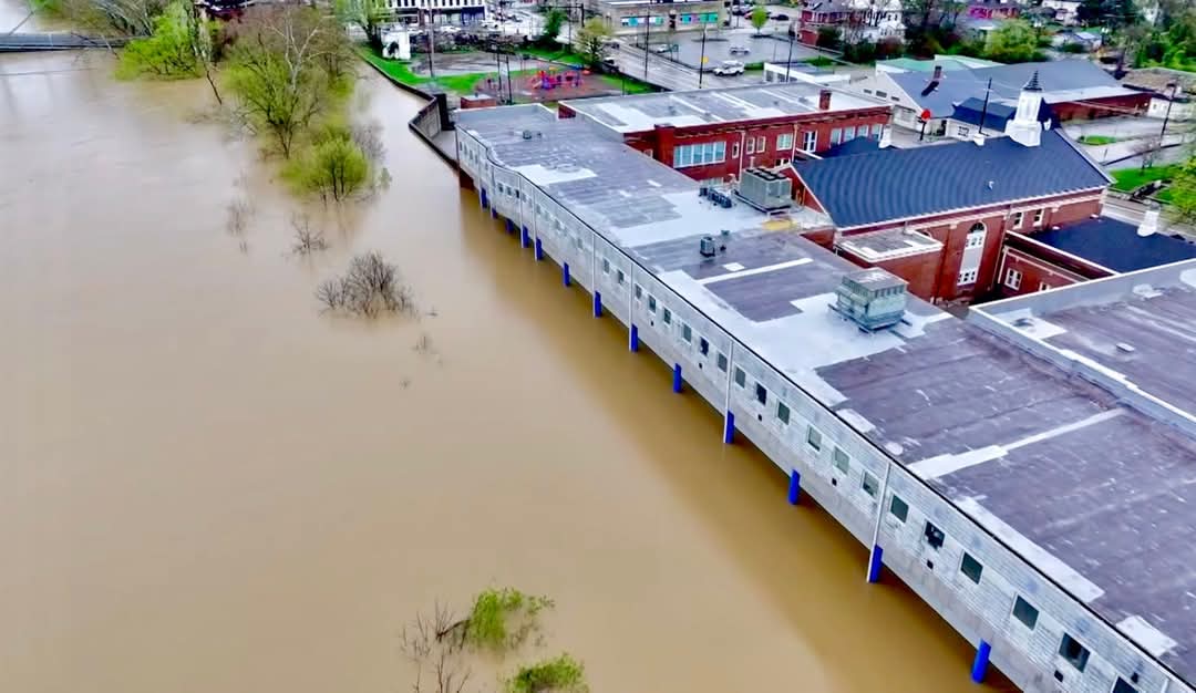 Dr. Sheri D. Satterly (@frankfortind) on Twitter photo A very staggering photo of <a href="/SecondStreetSSS/">Second Street School</a>, right beside the flood wall. For those who wanted a perspective of how close it really is. A very staggering photo of <a href="/SecondStreetSSS/">Second Street School</a>, right beside the flood wall. For those who wanted a perspective of how close it really is.