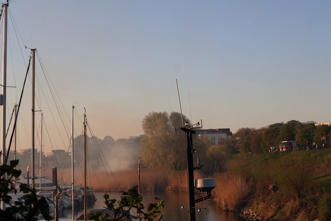 Rietbrand Buiten de Waterpoort geblust door brandweer
