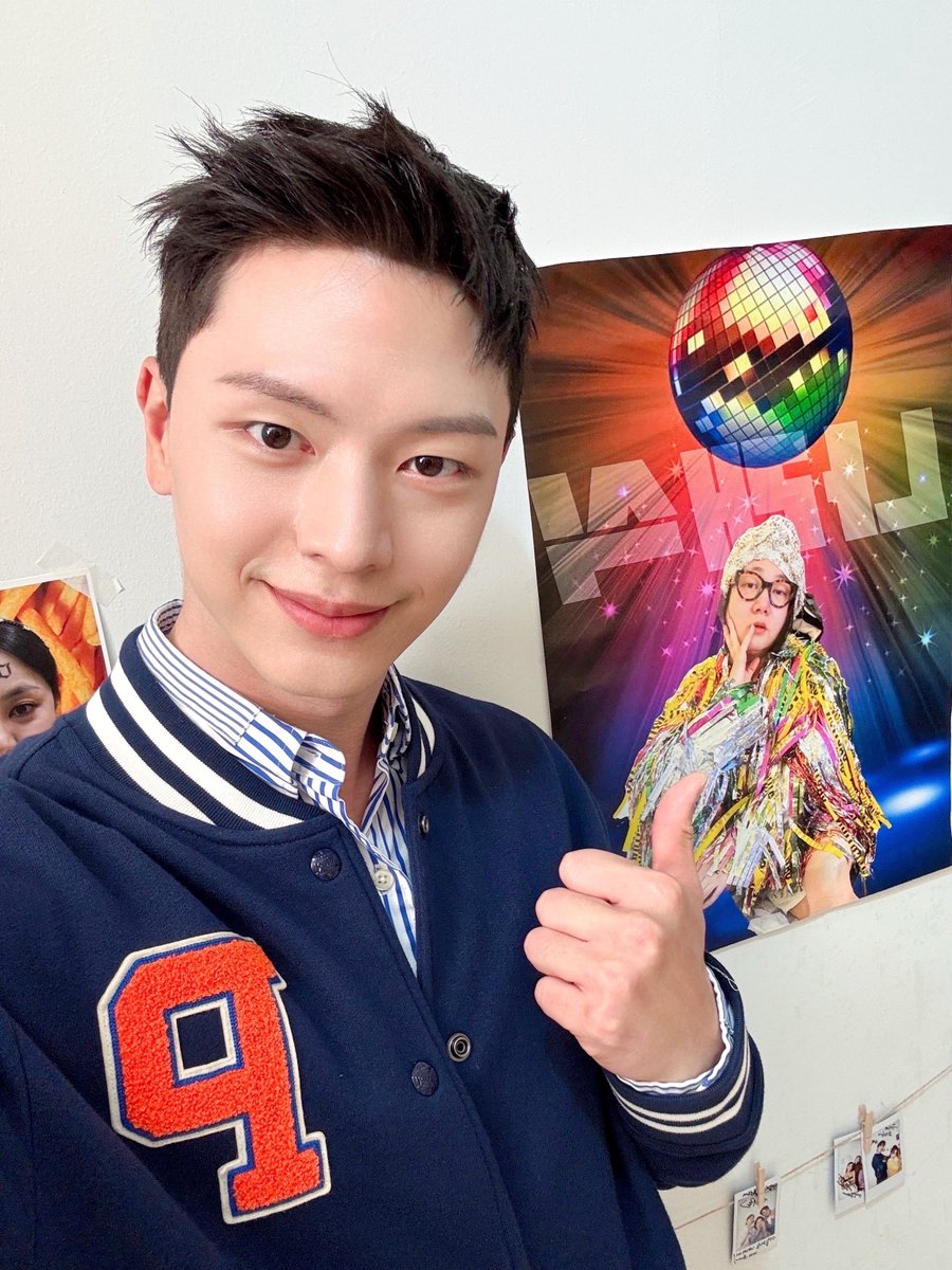 YookSJ_official's tweet photo. [📸] #YOOKs_moment

육팽구의 나래식 나들이 🌶️👻
오치리들 내일 점심은 '진짜' '거짓말 안치고' 
경양식 돈까스 먹기 🤪

#육성재 #YOOKSUNGJAE
#나래식 https://t.co/7JQfnJ1Agt