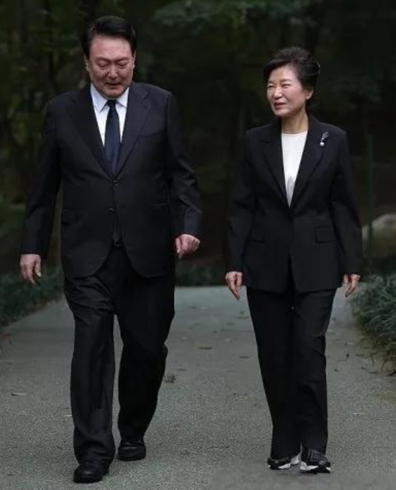 곧 큰 거 옵니다.
저새끼들은 탄핵카드가 함정카드 발동인거 슬슬 눈치채고 있는거 같은데,

우리 카드, 아직 안끝났어.
그리고 이제 우리 차례다.

곧 알게될겁니다.
왜 이 멘션에 이 두 분의 사진을 내걸었는지.
ㅋㅋㅋㅋㅋ

아오 씨발 존나 기대돼. ㅋㅋㅋ