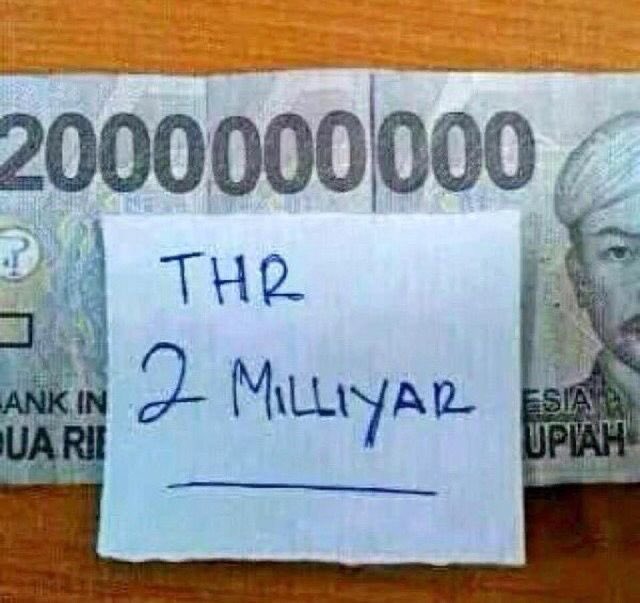 Lebaran udah selesai gak si, FISIPAL'S? 😭✨ 
Duhhh, masa MINCIP cuma dapet satu amplop isinya 2 milyarr doang… Ada yang senasib sama MINCIP gak siii? 😭💸