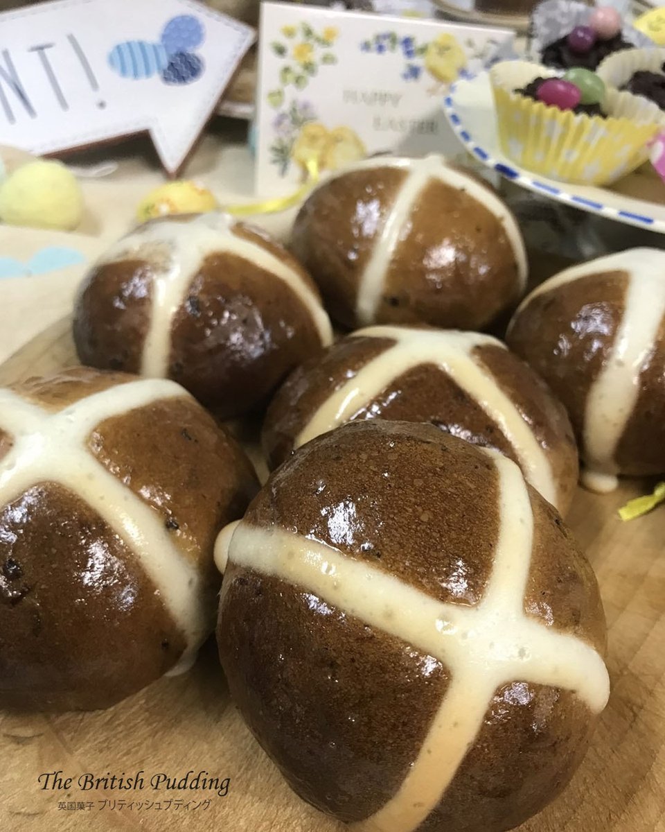 ＼🇬🇧紅茶と楽しむホットクロスバンズ🍞／
英国では、クリスマスに次いで大切なイースター（復活祭）。
伝統として、イースター直前の金曜日「Good Friday」（2025年は4月18日）の朝に食べられるのが、このホットクロスバンズ。