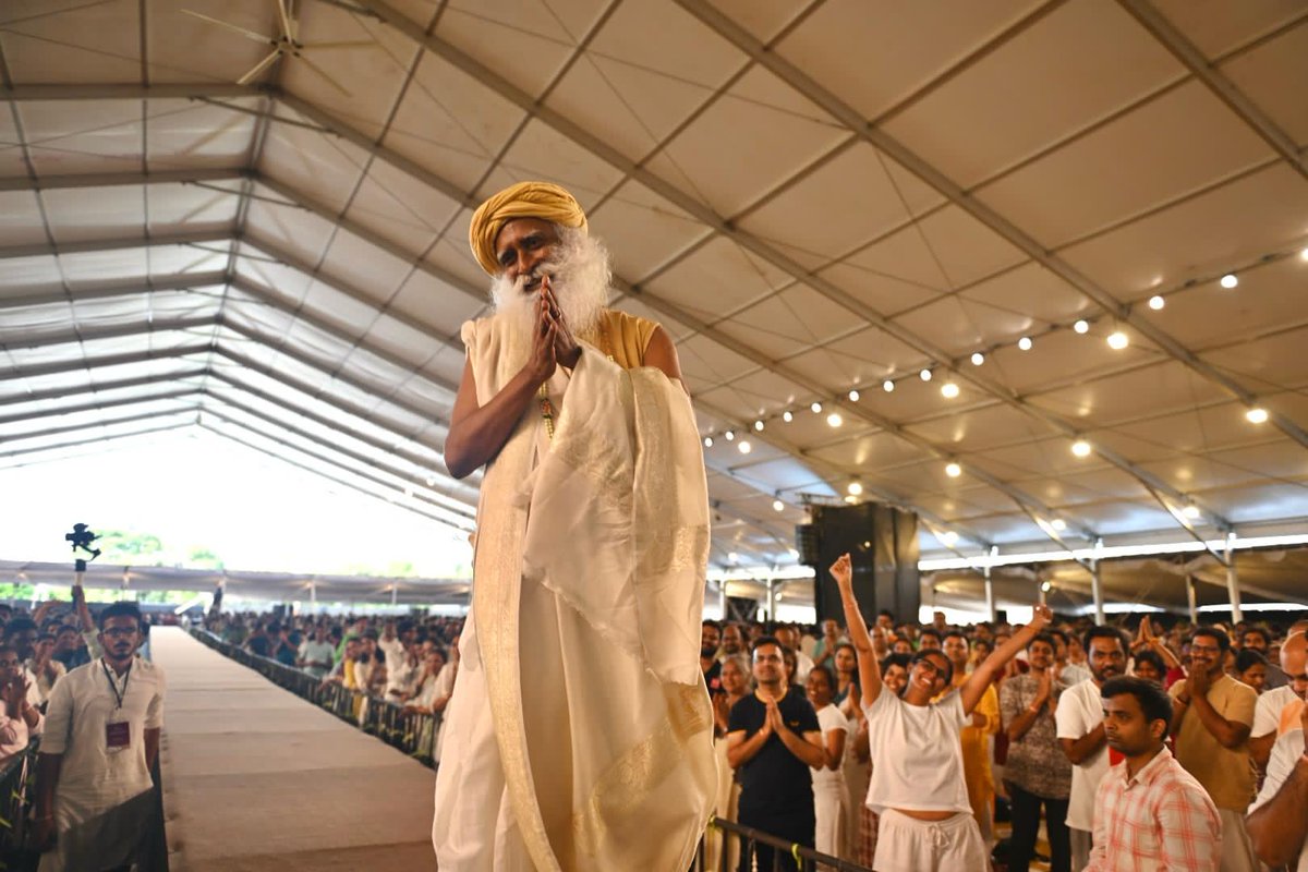 SadhguruJV's tweet photo. Over 14,000 participants creating a wave of ecstasy in Bengaluru. It is my wish and my blessing that every human being should turn inward to know the nameless ecstasies of their being. Let us make it happen. -Sg #EcstasyOfEnlightenment https://t.co/qCvfOc8vGR