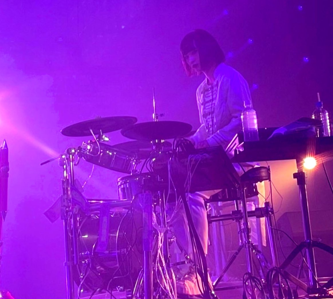 初めてライブをしてからもう9年が経とうとしてる...
初めて出た箱は横浜F.A.Dでした。

当時は先輩にクンを付けまくって怒られてたな、今考えると怖いです
横浜の先輩の皆様今更ごめんなさい

フジ、ライジング、幕張、球場、色々な場所で冒険してきました。

これからも沢山ライブします！何卒