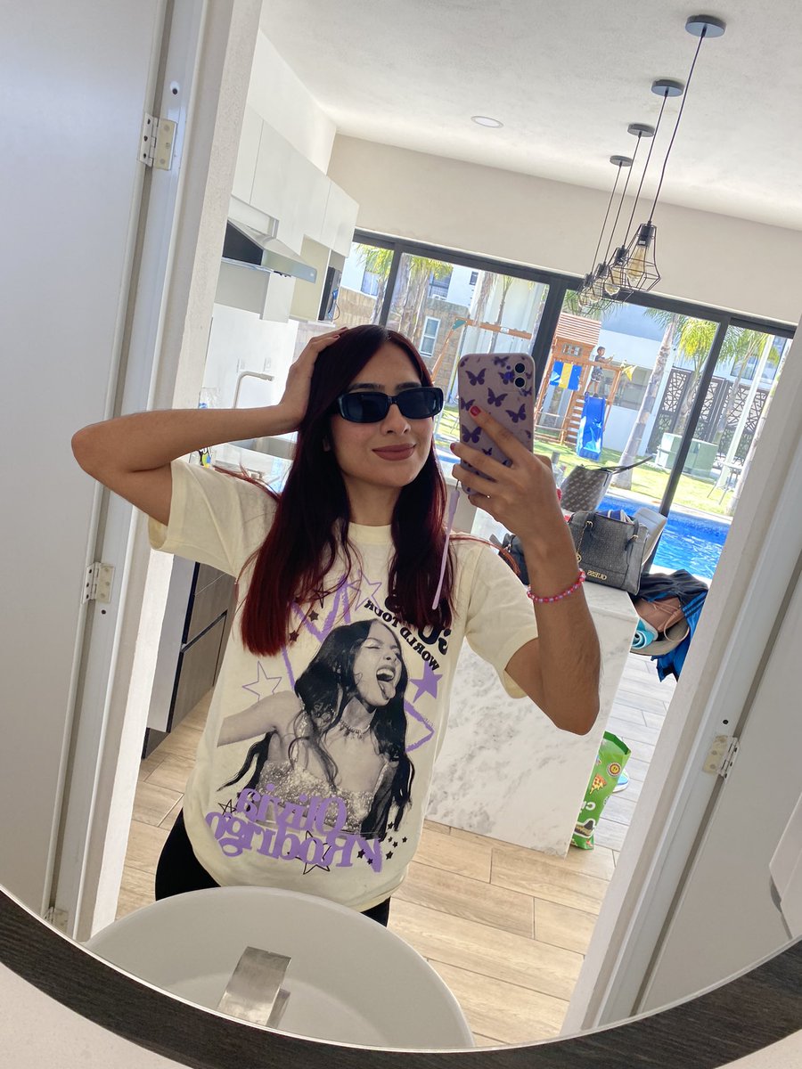 dStoryOfUss's tweet photo. mi parte favorita de los conciertos es cuando estrenas tu merch pirata https://t.co/sqnO1USjuW