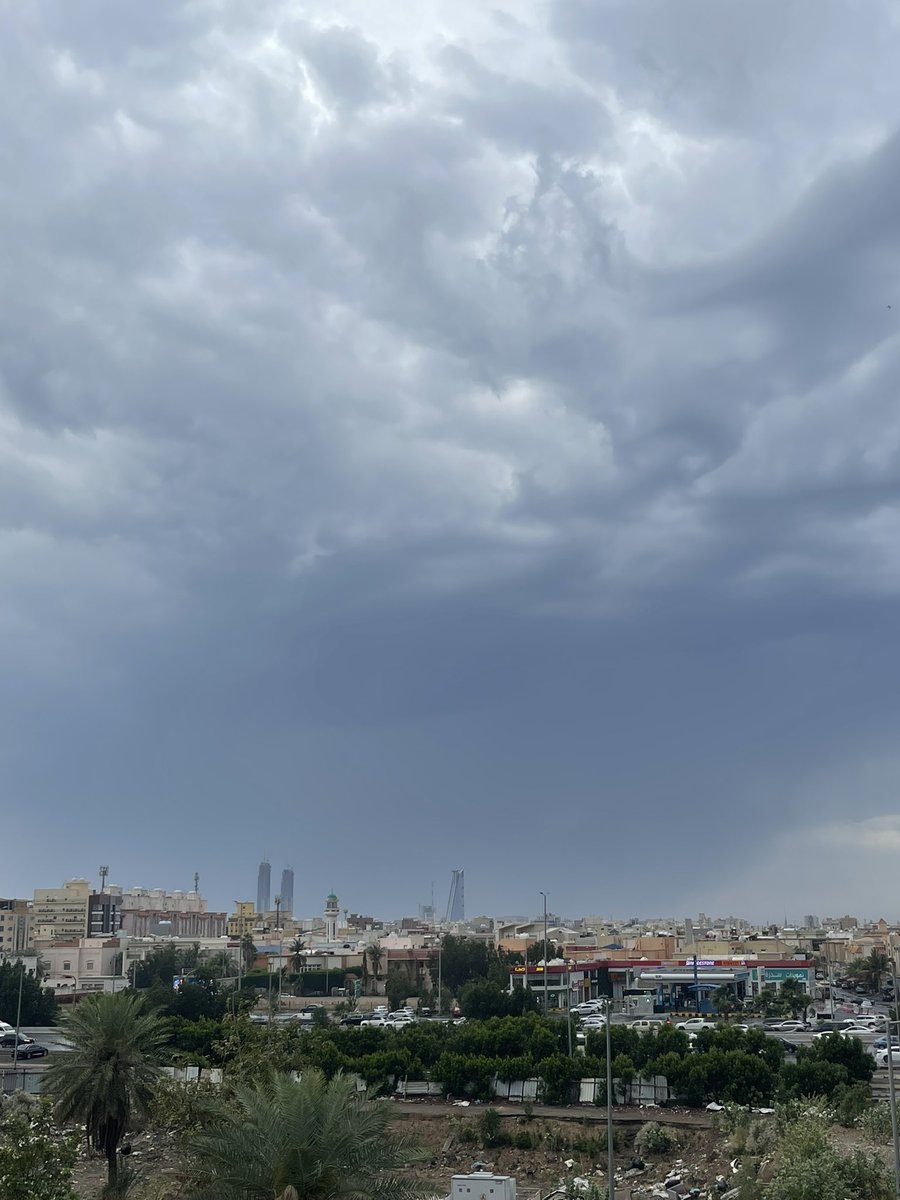 🔴 جدة 
الرادار + المقطع الرأسي + صورة من ارض الواقع 

الرعود تعاود نشاطها والله يجيب الخير