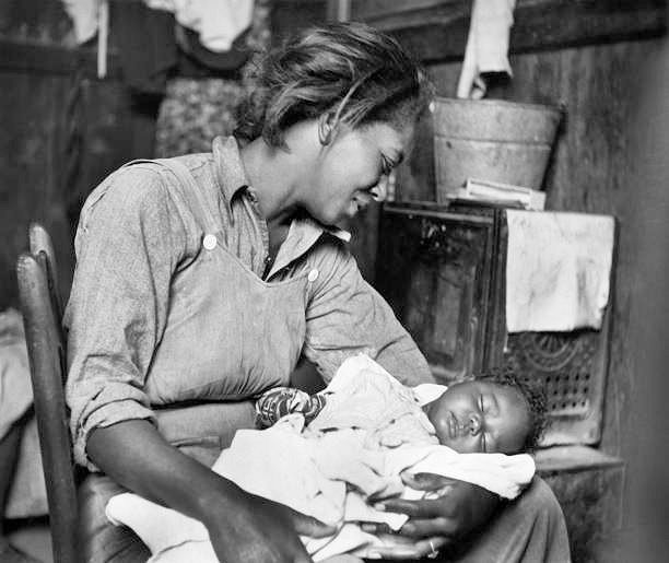 A migrant cotton picker from Maricopa County, Arizona with her baby in 1940.
Photo by Dorthea Lange.