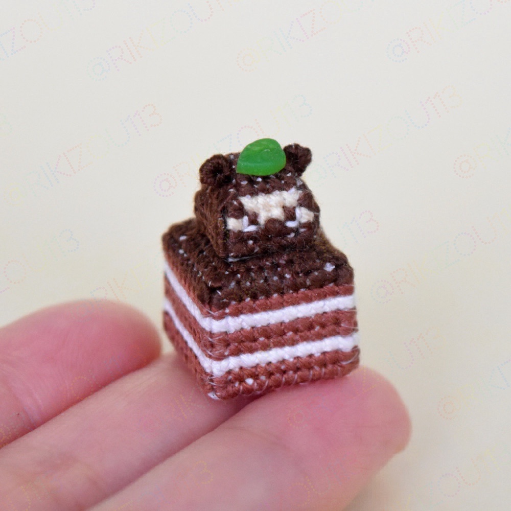 たぬきケーキを作りました。葉っぱチョコを乗せました。売ってるお店が近所にありませんが、いつか食べたいです。
#クロスステッチ #ビニールキャンバス