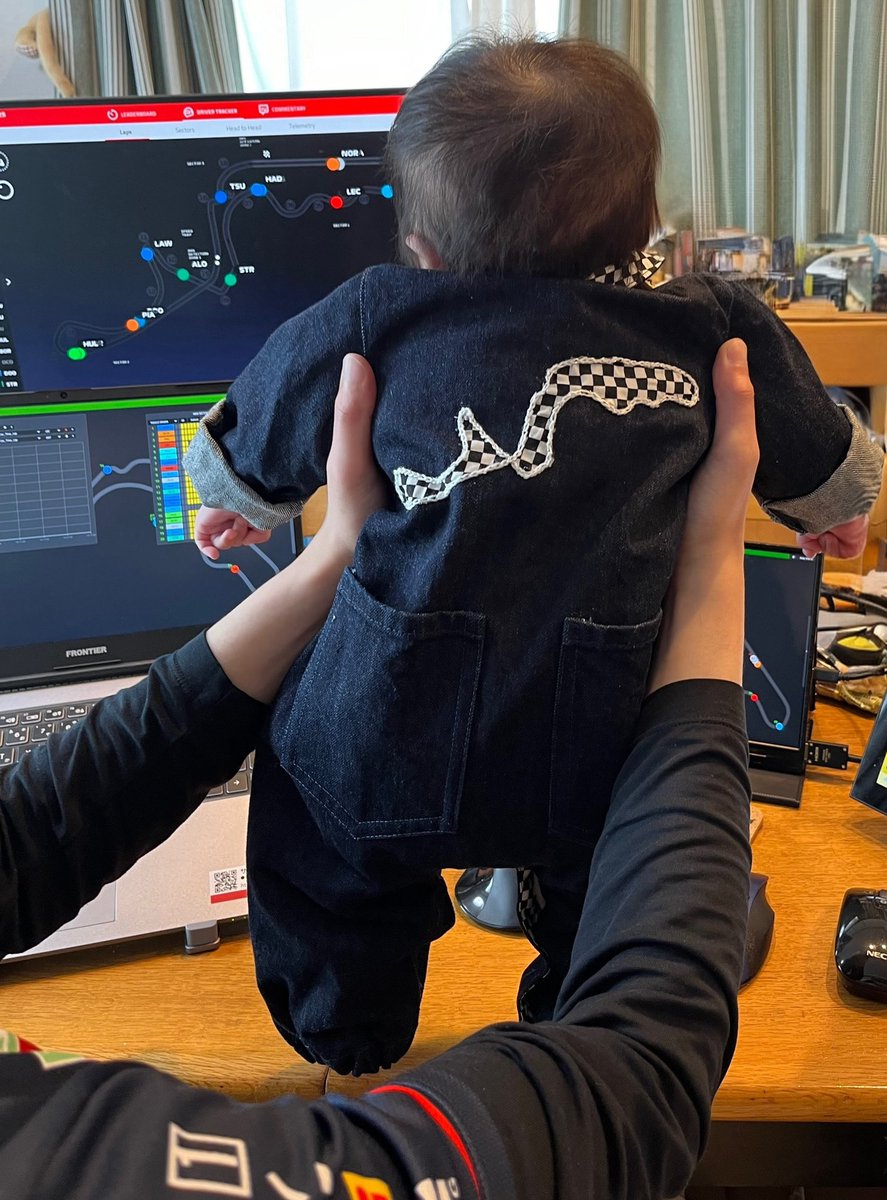 ty_0131's tweet photo. がんばれ角田🏎🏁

０歳からのＦ１英才教育
親子3代でのＦ１観戦

#鈴鹿サーキット 
 #F1日本GP 
 #Honda https://t.co/rVJan8MWae