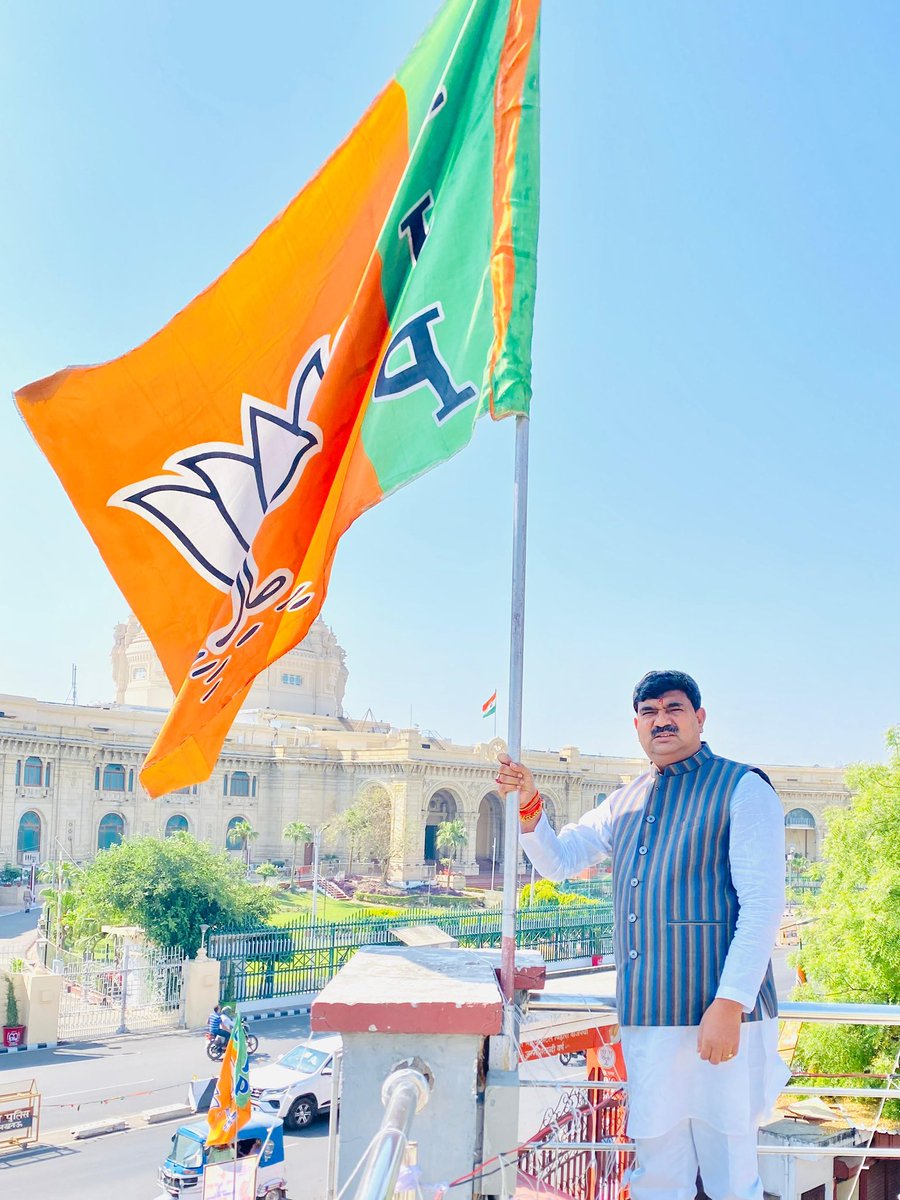 idharampalsingh's tweet photo. आज भारतीय जनता पार्टी के स्थापना दिवस के सुअवसर पर भाजपा प्रदेश मुख्यालय, लखनऊ पर ध्वजारोहण किया I https://t.co/CxtkevdoCT