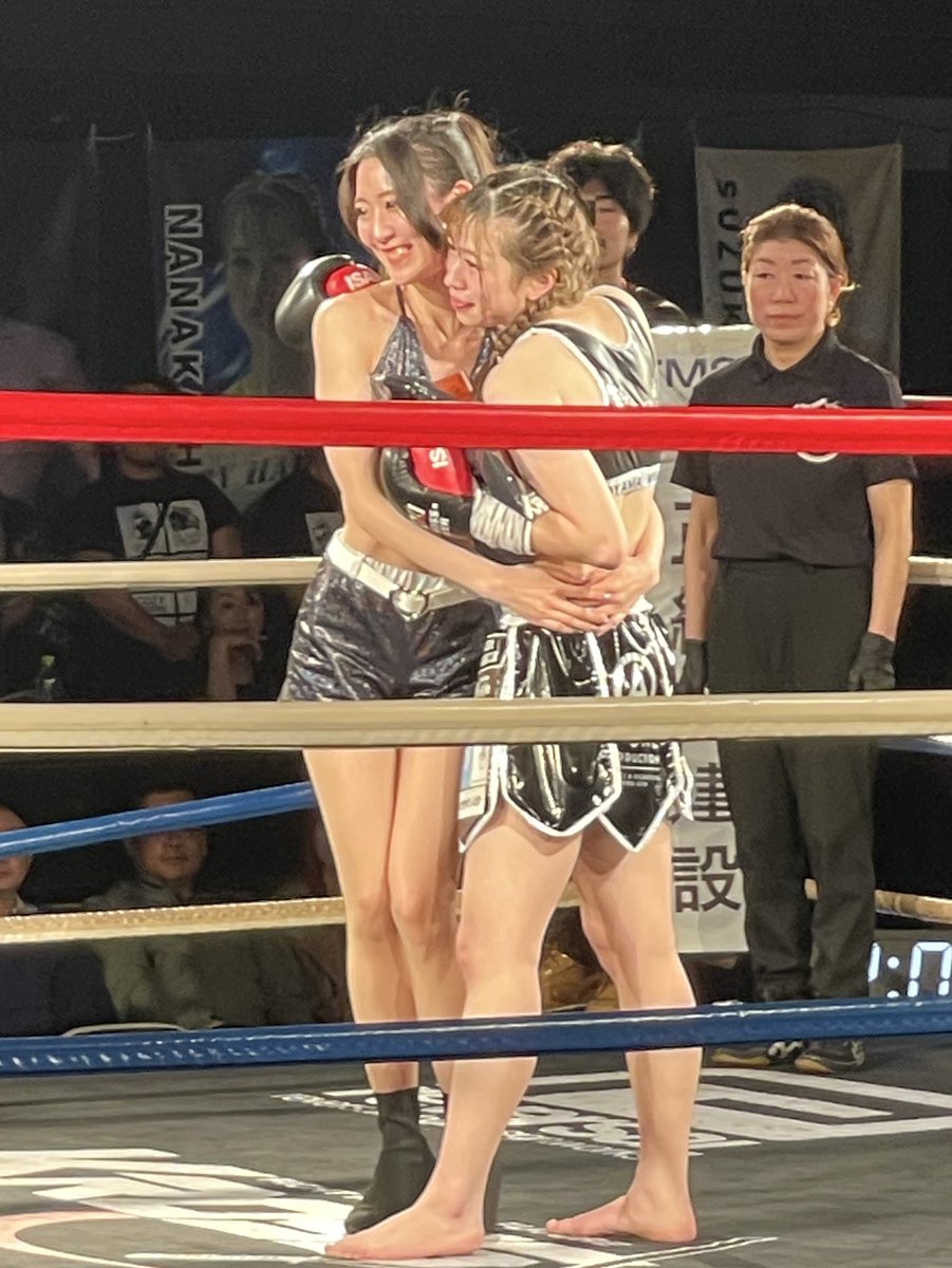 第13試合 GIRLS KICK フライ級/-50.8kg 2分3R 小山美咲(BRING IT ONパラエストラAKK)vs森井ミキ(Club TOSHI) 、美咲選手の3-0判定勝ち。グラついた森井選手に美咲選手が打撃ラッシュ。3R終盤も連打を繰り出し続けた美咲選手が勝利した。
#KROSSOVER