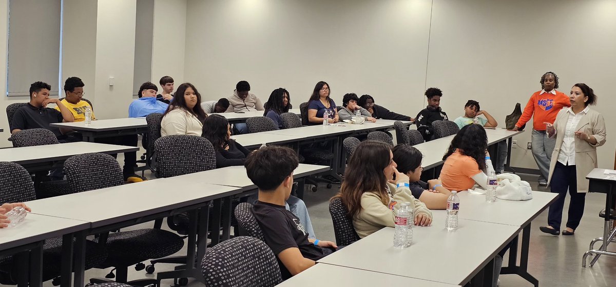 HSAA students had an amazing opportunity to attend the Empowered: Connecting College, Career, and Community Teen Symposium at HCC Coleman College where they were able to “explore career pathways, learn about college options, and connect with community resources.” 🎓📚