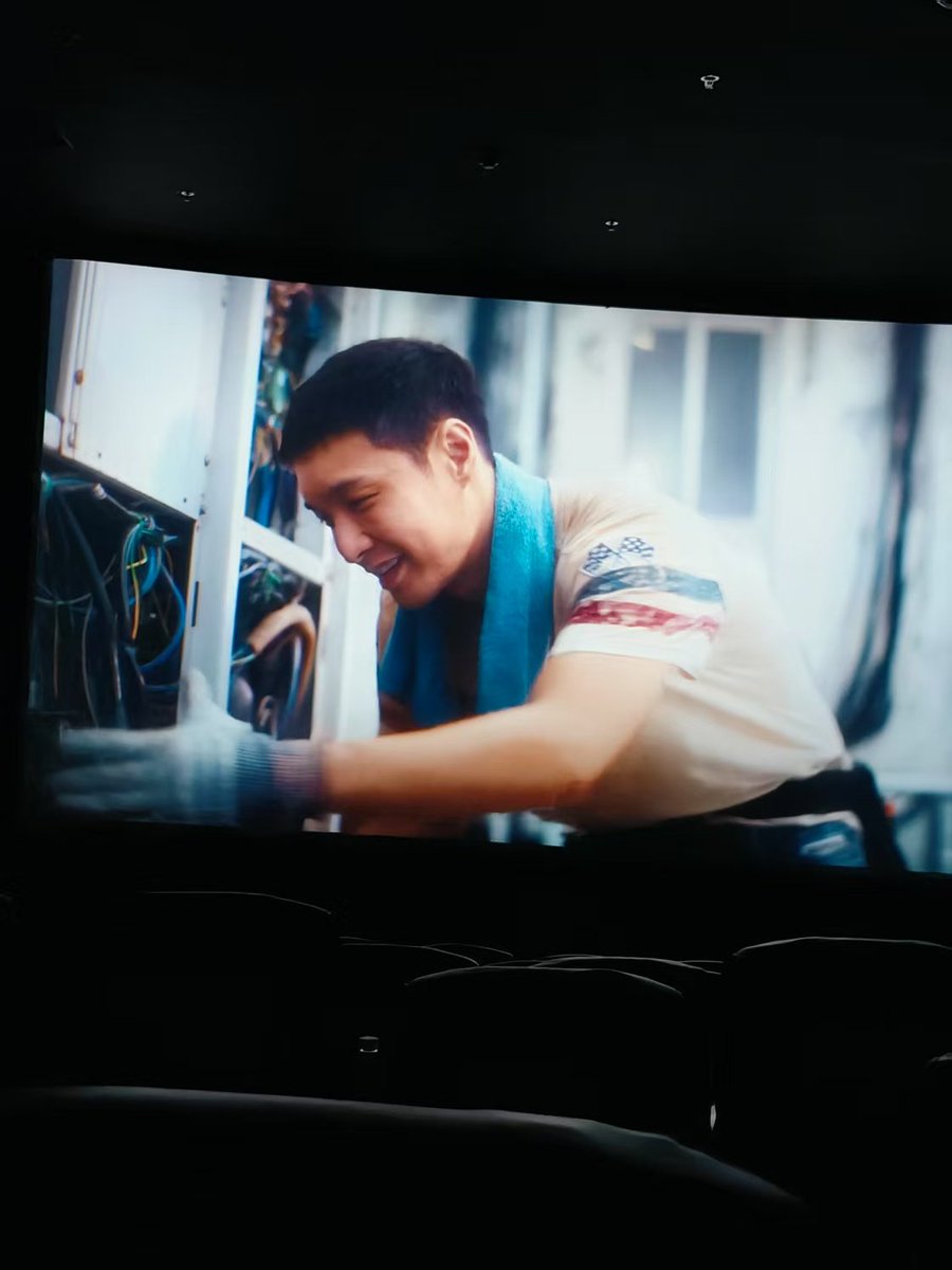 昨天让朋友代了一张电影票！！！人不在国内但心意要到～