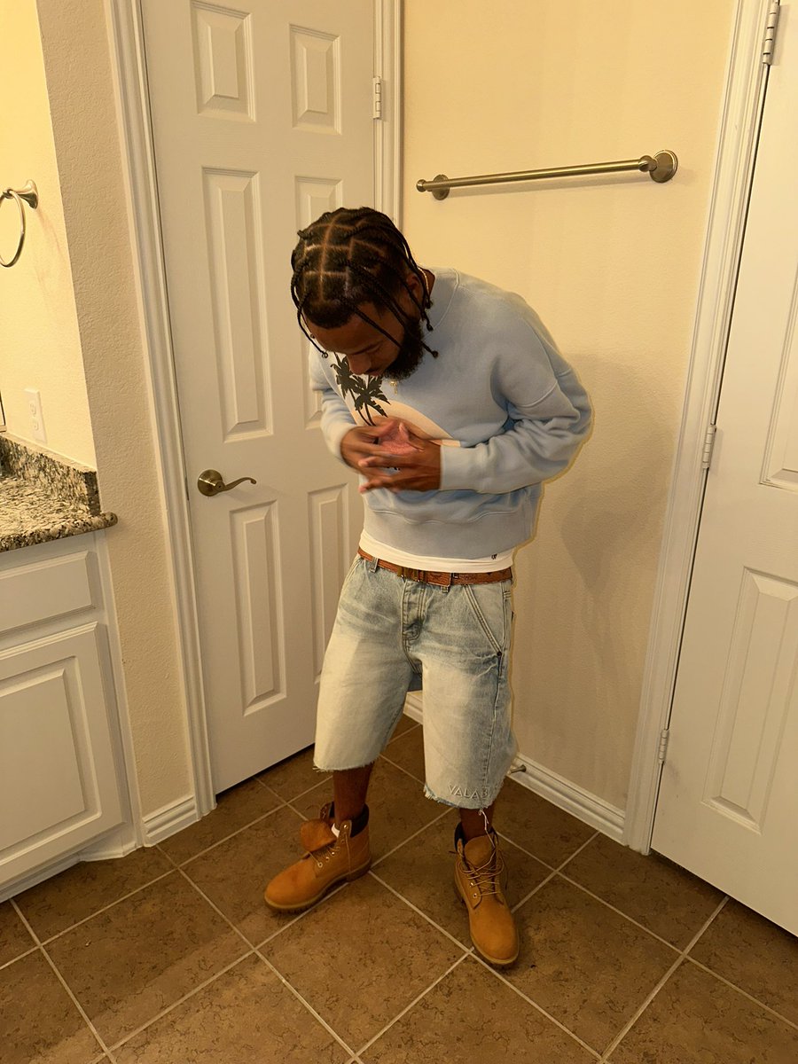 coolChris870's tweet photo. ♈️👿🌴 https://t.co/QY11CidY8F