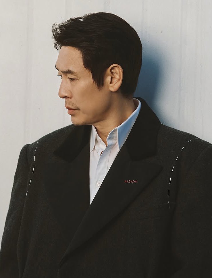 자극적인 과시 없이도
뚜렷하게 드러나는 
“관능”