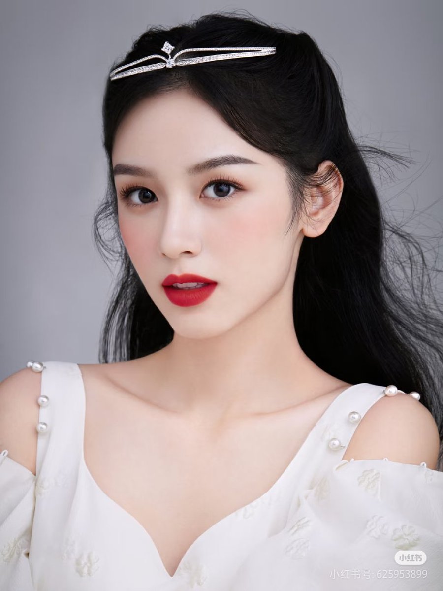 czhouye's tweet photo. she has a beauty that looks like snow white born in the modern era, charming and enchanting princess straight out of a fairy tale. https://t.co/jvGfjCZCZ0