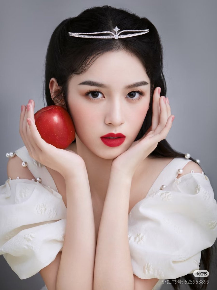 czhouye's tweet photo. she has a beauty that looks like snow white born in the modern era, charming and enchanting princess straight out of a fairy tale. https://t.co/jvGfjCZCZ0