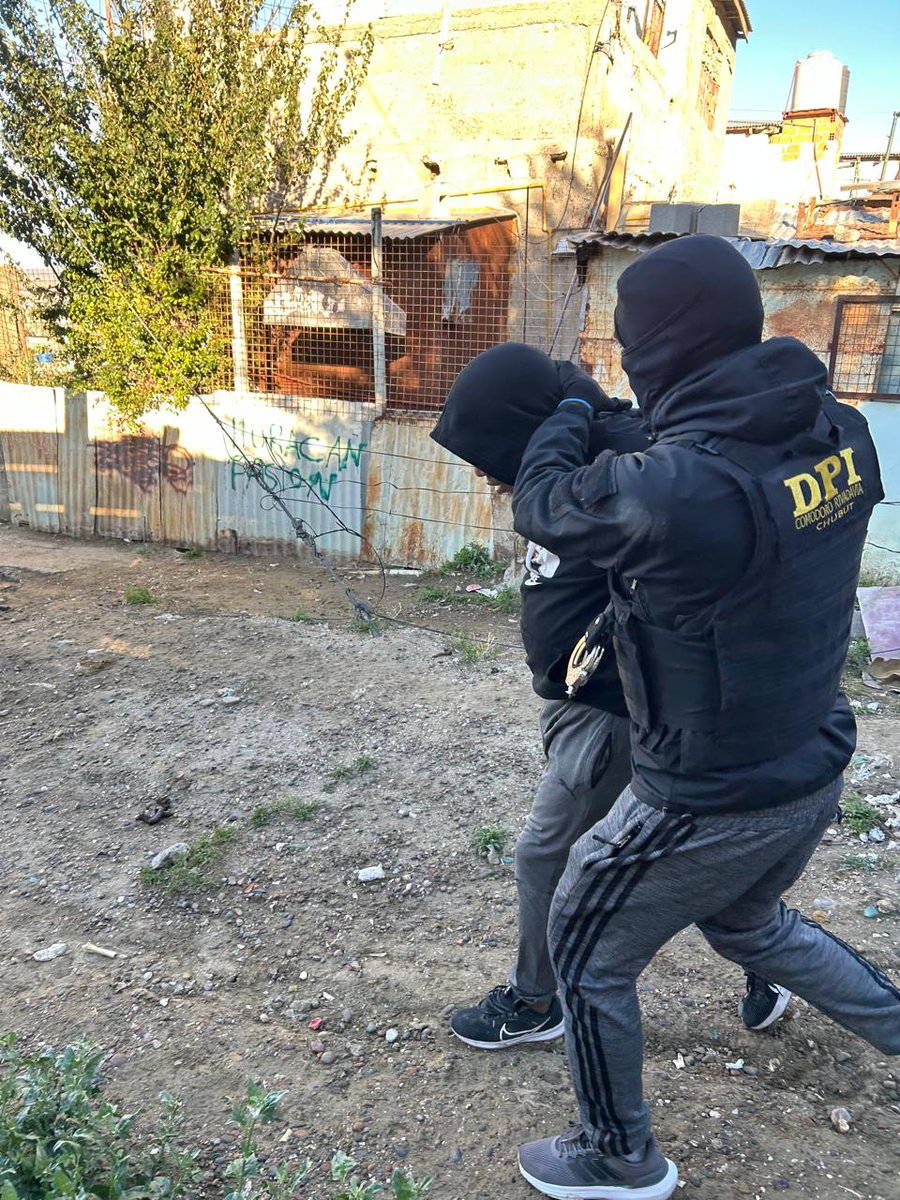 #Comodoro En un nuevo hecho de inseguridad en la vía pública, que no fue informado, hieren a víctima con disparo de arma de fuego, tras un robo, lo que podría haber sido el 9° homicidio en la ciudad. Sí se informó sobre la detención del supuesto agresor tras allanamiento s.