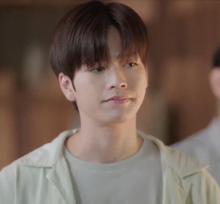msrpus's tweet photo. 'ครูพออยู่ได้ไหมครับ?'
'อยู่ได้สิ ทำไมจะอยู่ไม่ได้'
'ผมเห็นครูมาจากในเมือง กลัวว่าครูจะลำบาก ที่นี่ไม่มีอะไรเลย สัญญาณโทรศัพท์ก็ไม่มี น้ำไฟเปิดปิดเป็นเวลา พอฟ้ามืดหน่อยก็เริ่มวังเวง กลัวว่าครูจะอยู่ลำบาก'
'มันขนาดนั้นเลยเหรอ?'
'ขนาดนั้นแหละครับ เดือนนี้เปลี่ยนครูมา 3-4 คนแล้ว ที่อยู่ได้นานหน่อยก็พวกครูอาสา แต่ครูที่ตั้งใจสมัครมาสอนแบบครูปริ๊นซ์ อยู่ได้ไม่เกินอาทิตย์ สองอาทิตย์ พอกลับเข้าเมืองได้ก็หนีกลับบ้านกันหมดแล้ว'
'ปริ๊นซ์อาจจะอยู่นานก็ได้ ใครจะรู้ล่ะ จริงมั้ย?'
'ก็จริงครับ แต่ผมก็กลัวว่าครูจะเหงา คนที่นี่มีแต่คนมีอายุ กับพวกลูกหลานคนงานที่รุ่นเด็กไปเลย พวกรุ่นราวคราวเดียวกับครูก็ไปเรียน ไปทำงานในเมืองกันหมด ไม่ค่อยมีใครอยากอยู่ที่นี่กันหรอก'
'ก็มีทศอยู่นี่ไง'
'ครับ?'
'ทศก็รุ่นราวคราวเดียวกับปริ๊นซ์ใช่ไหมล่ะ ไม่ต้องเรียกปริ๊นซ์ว่าครูแล้ว เรียกชื่อเฉยๆ เถอะ ปริ๊นซ์อยากมีเพื่อน ไม่อยากต้องเป็นครูตลอดเวลา'
'ครับ...ปริ๊นซ์'
'น่ารัก'

'เอ่อ ปริ๊นซ์เห็นเด็กๆ เรียกทศว่าจารย์ ทศก็เป็นครูเหมือนกันเหรอ แต่ตอนสมัครเขาบอกว่าที่นั่มีครูแค่คนเดียวไม่ใช่เหรอ?'
'จริงๆ ผมเป็นคนงานเนี่ยแหละครับ แต่พอมีความรู้ ก็เลยสอนภาษาอังกฤษให้พวกเด็กๆ บ้าง'
'จริงเหรอ? แต่ถ้าสอนภาษาอังกฤษพวกเด็กๆ ได้ ก็ไม่ใช่แค่พอมีความรู้แล้วหรือเปล่า'
'อะ เอ่อ ผมก็รู้แค่งูๆ ปลาๆ น่ะครับ ก็สอนเท่าที่สอนได้ ไม่ได้เก่งอะไร'
'งั้นเหรอ'

'ไปเข้าที่พักกันเถอะครับ ใกล้มืดแล้ว'
'ทำไมเดินไปทางนั้นล่ะทศ บ้านพักครูไปทางนั้นไม่ใช่เหรอ?'
'อะ อ้อ บ้านพักครูมันปิดซ่อมแซมอยู่น่ะครับ ผมเลยจะพาปริ๊นซ์ไปพักบ้านพ่อเลี้ยง'
'แล้วแบบนี้พ่อเลี้ยงเขาจะโอเคเหรอ?'
'โอเคสิครับ ผมพักอยู่ที่นั่น'
'ห้ะ?!'
'มะ หมายถึงพ่อเลี้ยงเขาให้ผมดูแลที่นั่น ไม่เป็นไรหรอกครับ นานๆ พ่อเลี้ยงจะมาสักที'
'อ๋อ โอเค งั้นทศนำทางเราไปเร็วๆ ค่ำกว่านี้เดี๋ยวหนาว ปริ๊นซ์อาบน้ำไม่ไหว'
'ที่บ้านมีเครื่องทำน้ำอุ่น ปริ๊นซ์ใช้ได้เลยนะ พ่อเลี้ยงอนุญาต'
'โห ทศนี่มีพรีวิลเลจจัง ไม่เหมือนคนงานทั่วไปเลย'
'กะ ก็ พ่อเลี้ยงเขาแค่ไว้ใจเฉยๆ ปริ๊นซ์เดินเร็วเข้าครับ มืดกว่านี้จะเดินลำบาก'
'โอเคครับ'