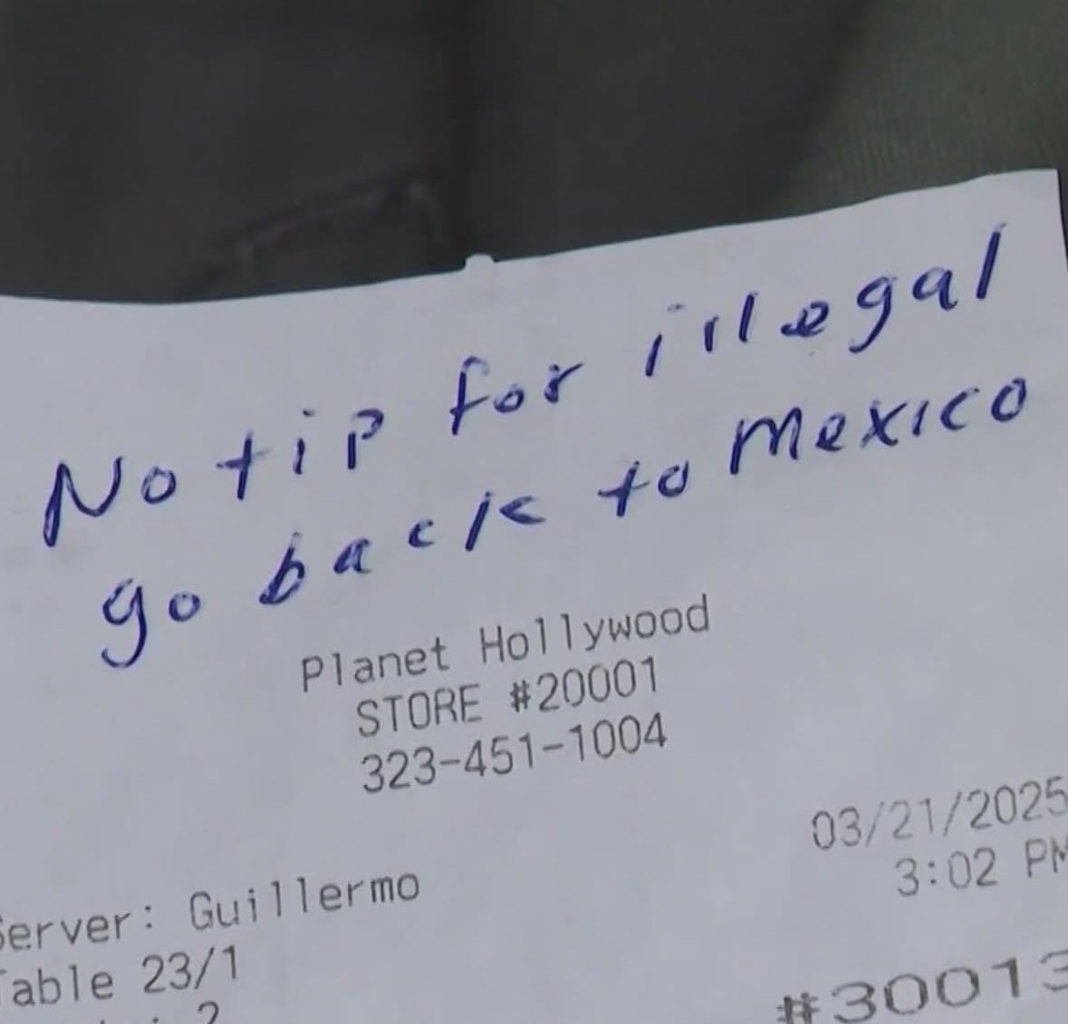 Mensaje a mesero de origen hispano en restaurante de Los Ángeles: