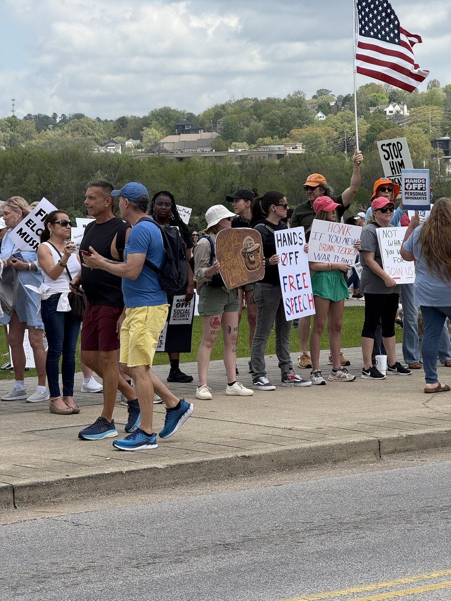 NicholasLedouxx's tweet photo. Chattanooga, TN #HandsOff  #April5th

No justice, no peace

“Justice for ALL” 
“Federal Workers are American Workers” 
“Of the people, By the people, For the people” https://t.co/fAuWbSmnqX
