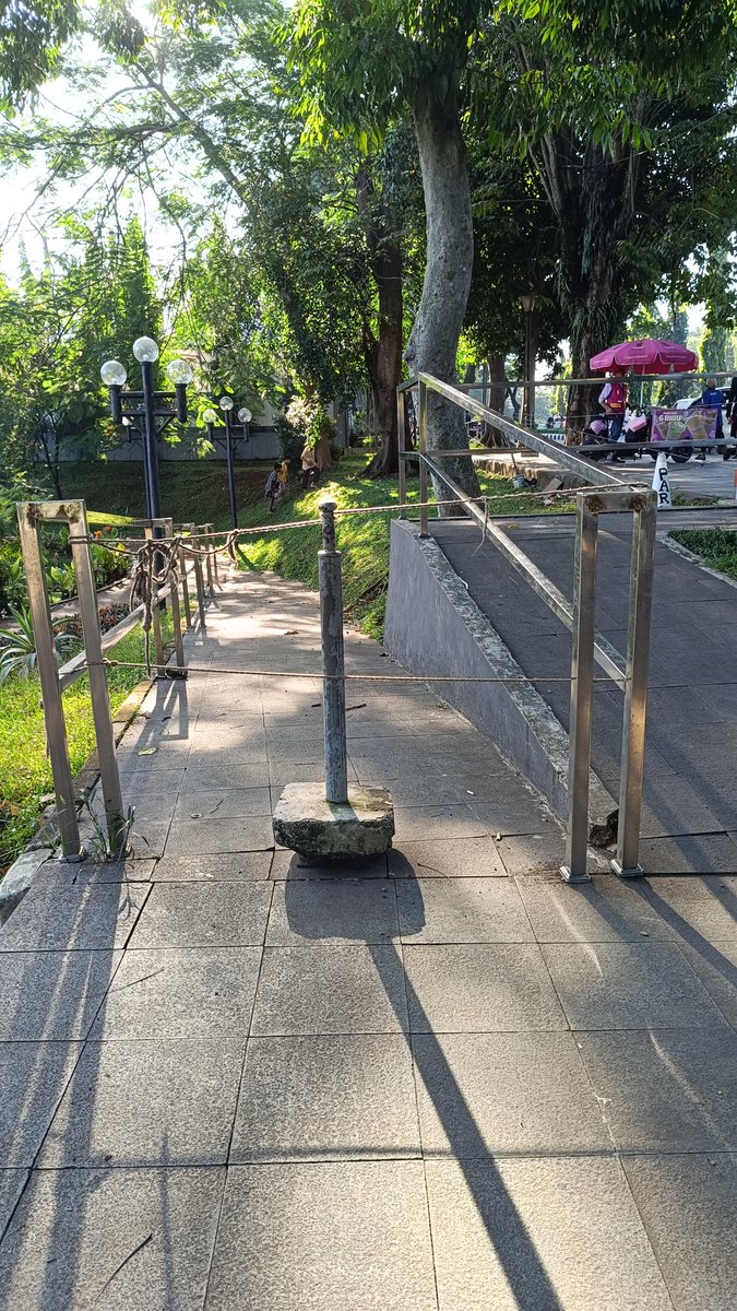 Dear Bupati Bogor dan jajarannya. Ini kenapa akses disabilitas ditutup tali begini? Apakah orang dengan kursi roda tidak boleh menikmati taman sebagai fasilitas publik?
<a href="/bogorkab/">Pemerintah kabupaten Bogor | #75TahunJabar</a> cc: <a href="/DediMulyadi71/">Kang Dedi Mulyadi</a> <a href="/Bimaarya/">Bima Arya Wicaksono</a>