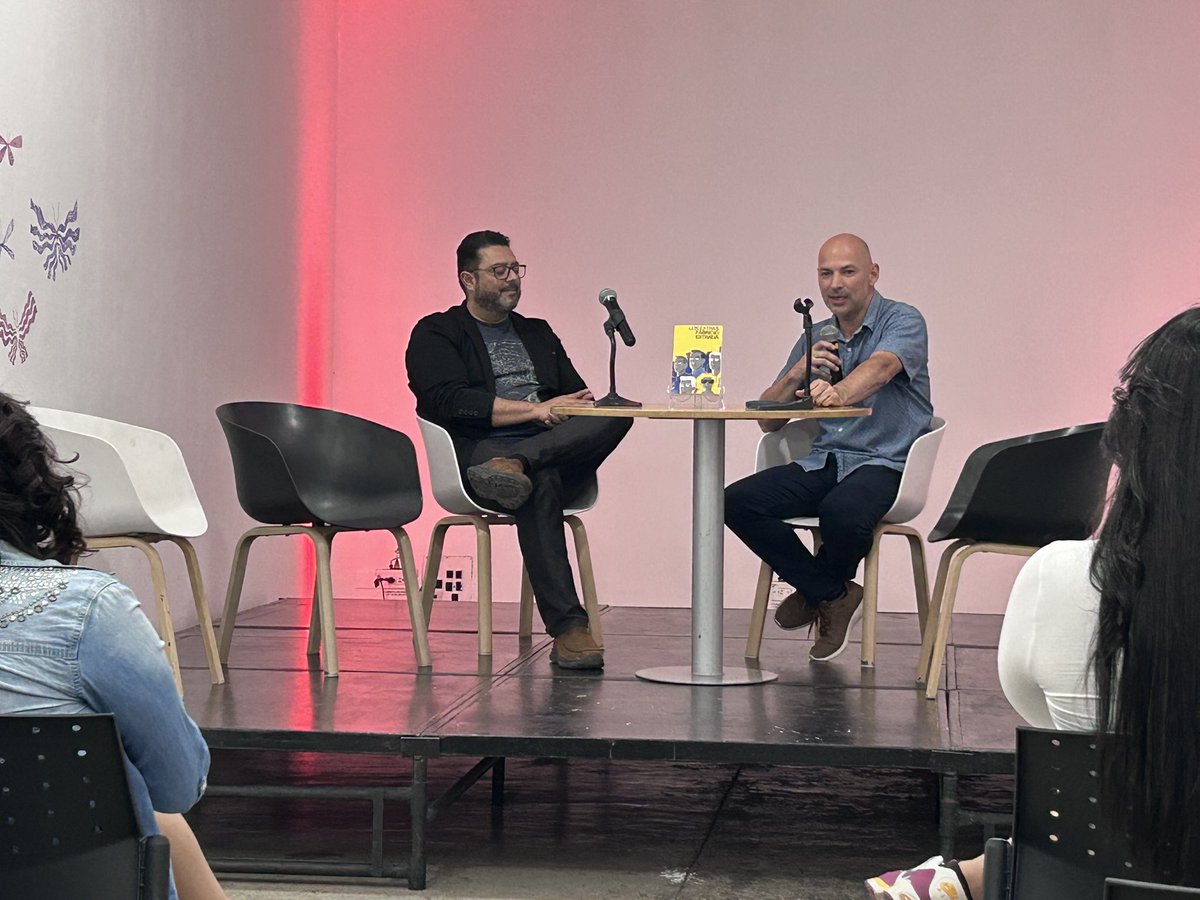 «Los extras» de <a href="/chaliobala/">Fabricio Estrada</a>, publicada por <a href="/mimalapalabraEd/">mimalapalabra editores</a> y presentada en el CCET por <a href="/GRodguez/">Giovanni Rodríguez</a>.