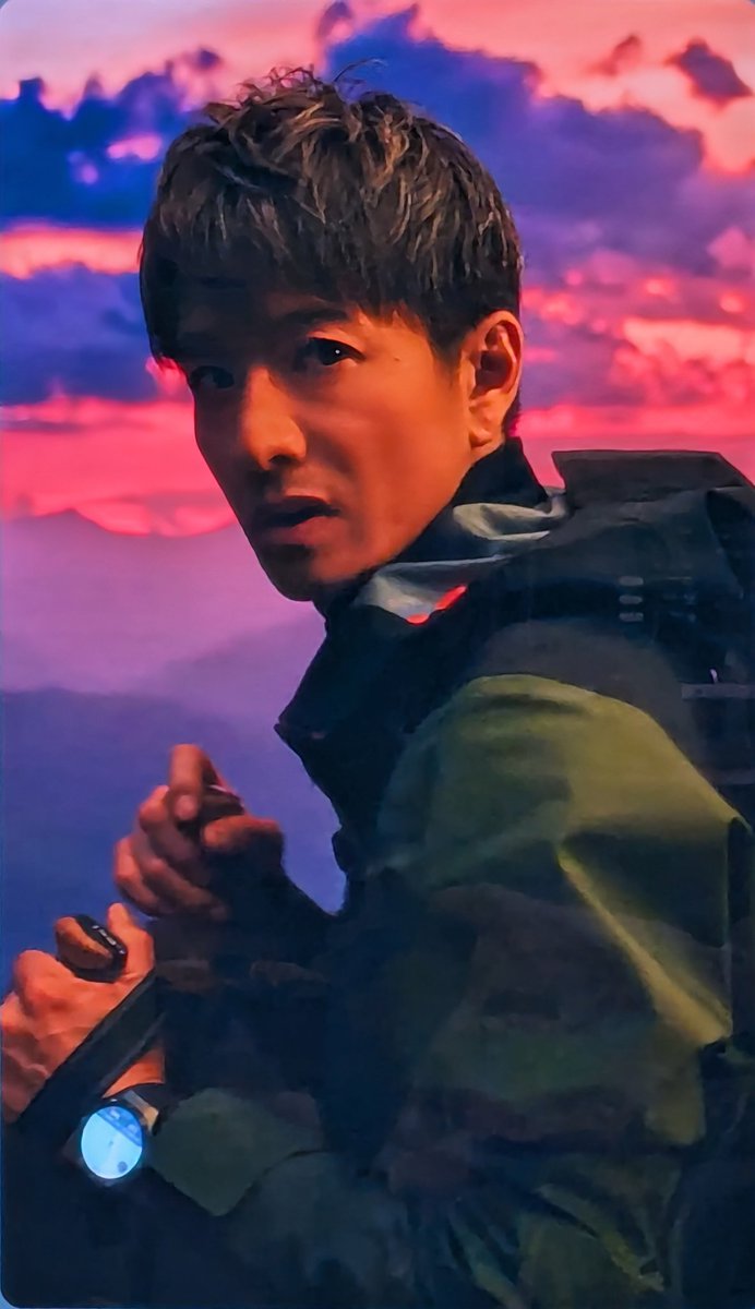 saekinatsu2's tweet photo. 登山篇
背景の夜明け？の空の色に
際立つ瞳の強さ✨
#木村拓哉 #HUAWAI 
https://t.co/FhdesSM7tF https://t.co/AqU3o3onui
