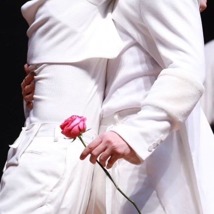 this being a real woosan photo and not a wedding photo shoot is crazy