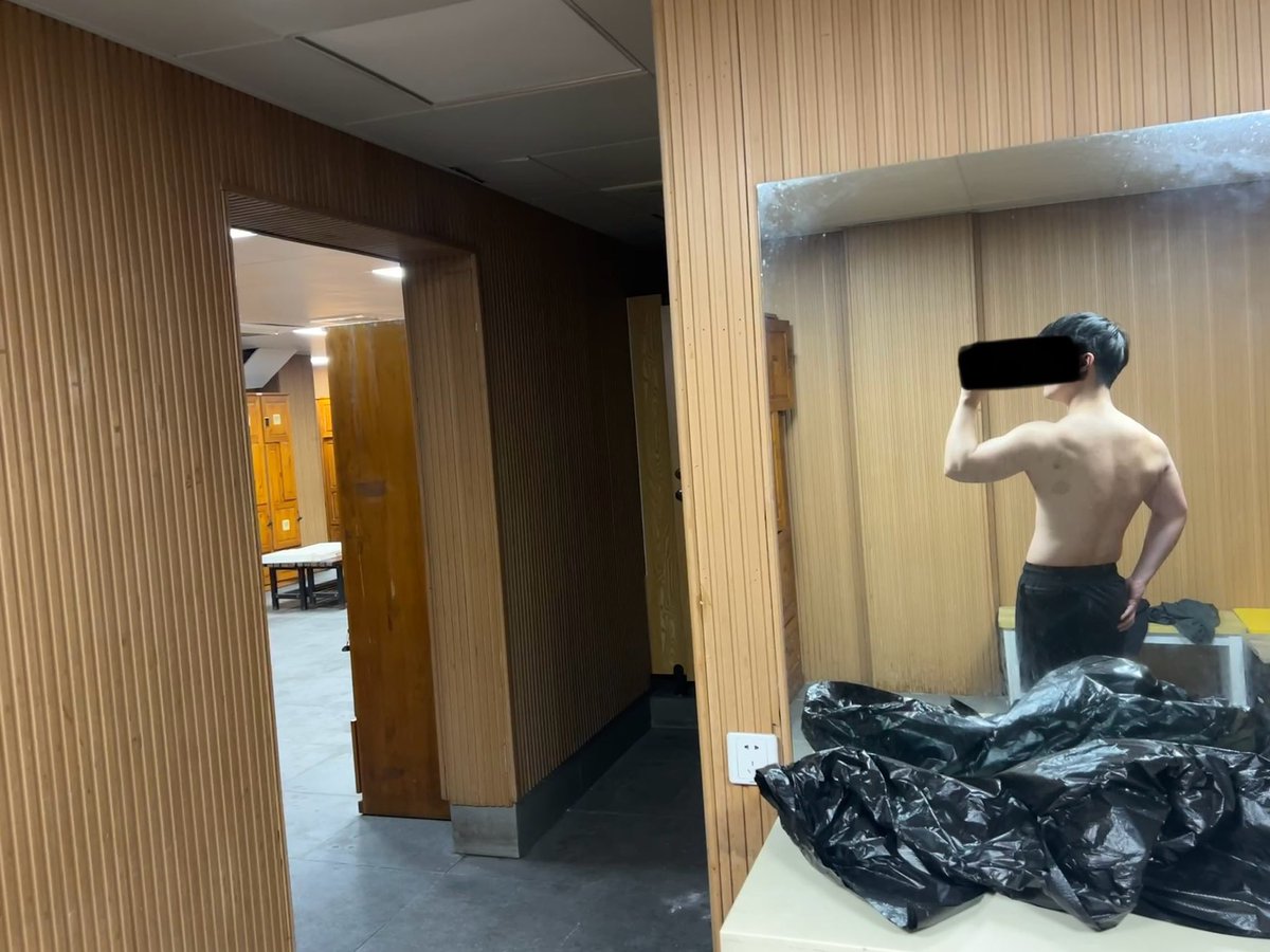 想在更衣室跟宝宝玩