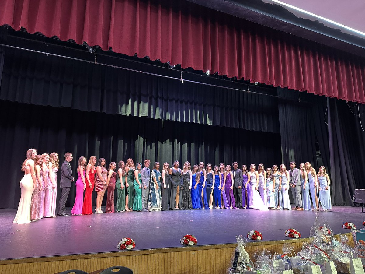 Great night at the Junior Prom Fashion Show🎤🌹 Everyone looked great🤩 Congrats to all of the raffles winners #MineolaProud <a href="/MineolaUFSD/">Mineola UFSD</a>