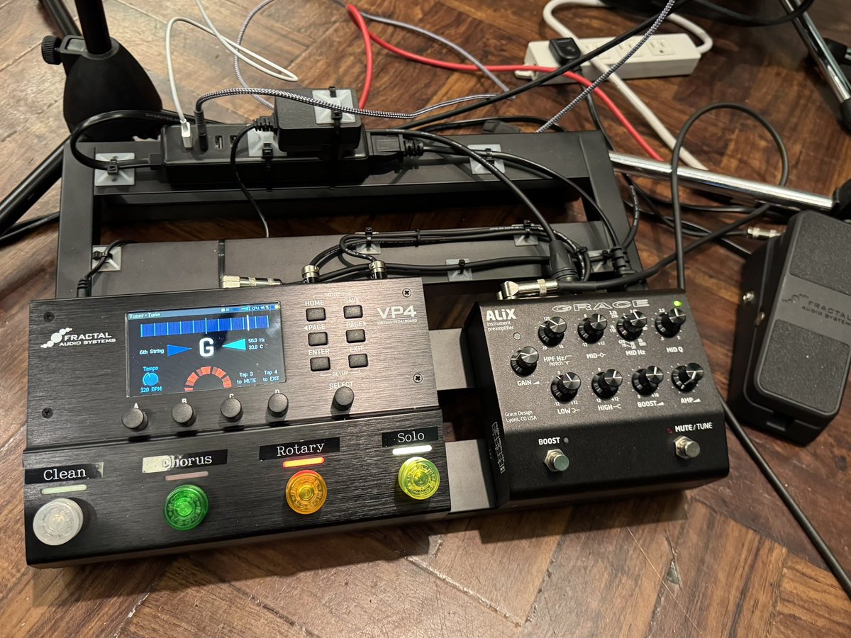 hidenao_pj's tweet photo. アコギセットの足元。自分と野中兄さん。このDIはやっぱりいいや。
#gracedesign
#gracedesignalix
#fractalaudio
#vp4 https://t.co/X2q7tJQjY5