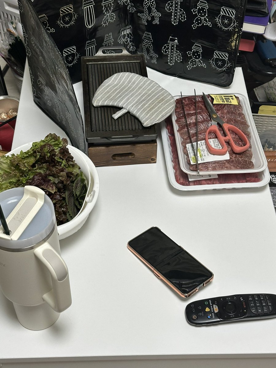 흔한 맞벌이 부부의 주말 아침 풍경
소고기를 굽자..