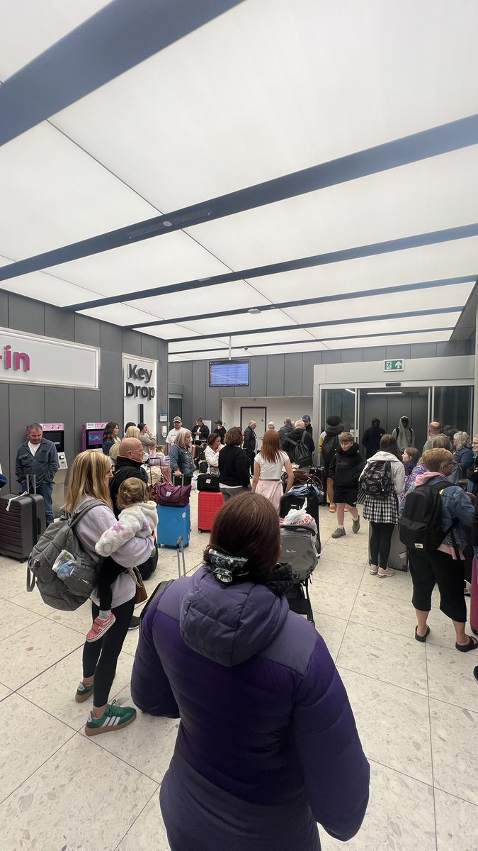 jono_d1983's tweet photo. @EDI_Airport your fast park service seems to be not very fast!! People with young children and long drives having to wait 1-1.5hrs to get their cars which should have been ready when they landed!! Poor show https://t.co/VZrh9usCKe