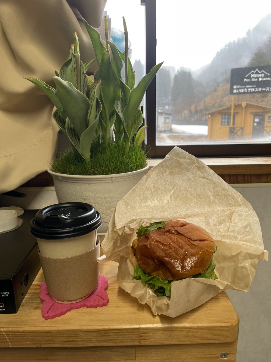 本日もめいほうDJステーションは、
僕もSunchanがナビゲート！
あいにくの天気ですが、元気に営業中です。
今日で僕も、2025シーズンアウト。
ラストめし、悩んで悩んでBase cafeのハンバーガーセットにしました。
やっぱ美味い！楽しい一日にしましょう。
#めいほうDJステーション
#めいほうスキー場