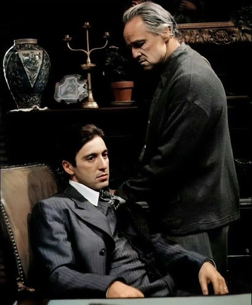 《教父》：柯里昂告诉儿子，
一个男人最掉价的行为，
不是兜里没钱，
也不是穿着邋里邋遢，
而是见大人物胆怯，
上大场面扭捏，
见漂亮女生自卑。