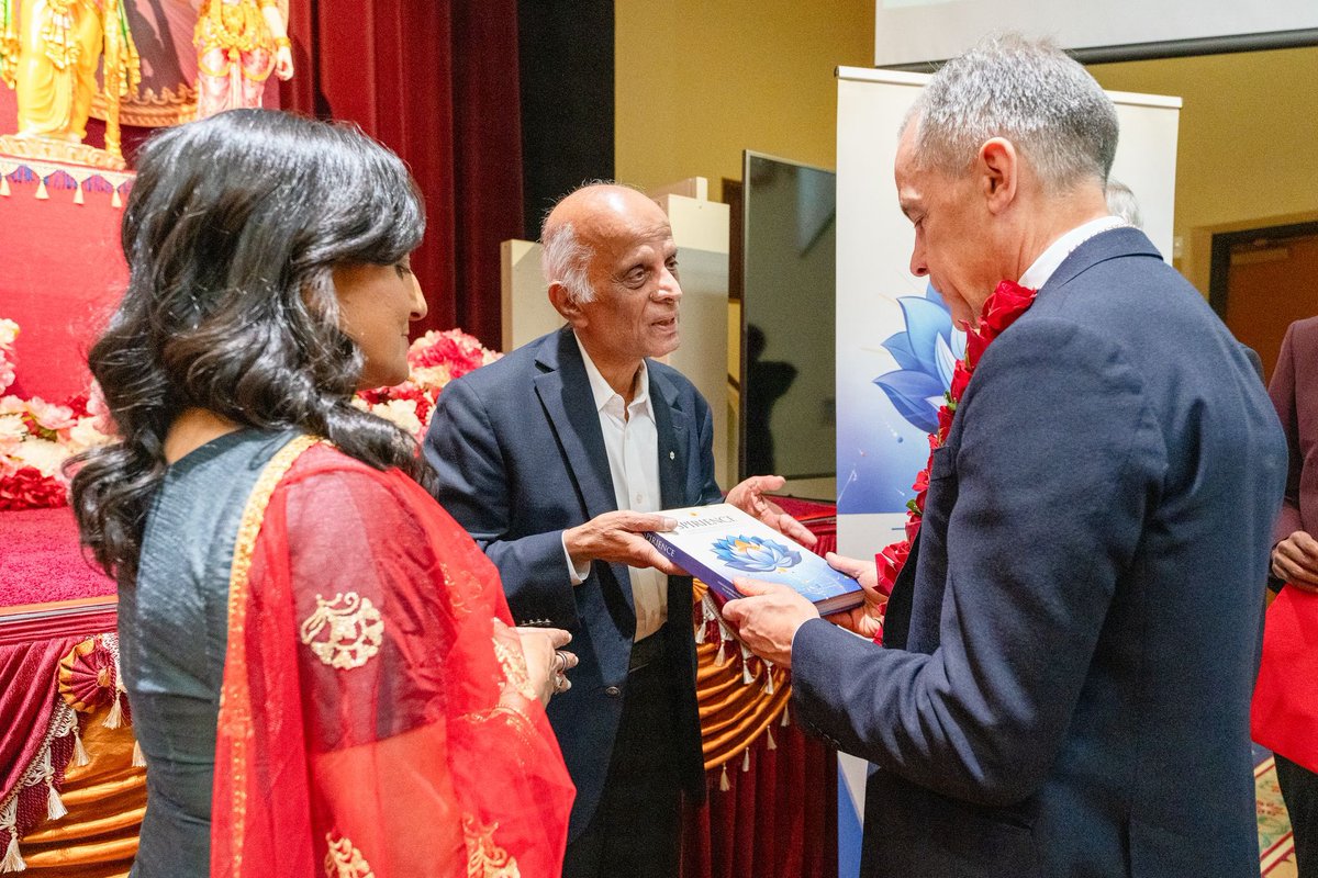 So pleased to welcome <a href="/MarkJCarney/">Mark Carney</a> on his first visit to <a href="/baps_toronto/">bapstoronto</a> to celebrate the birth of Lord Rama. A very Happy Ram Navami! 🕉️🙏🏽