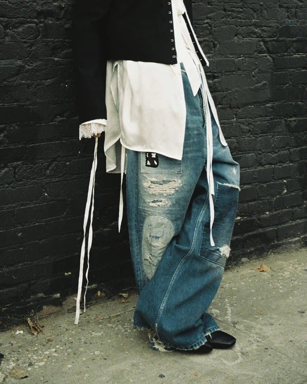 FearOfGod2013's tweet photo. ストレス限界だったのと、収入の見込みがついたので散財。

狙ってたAnn Demeulemeesterのデニムが試着できたので即購入。新宿伊勢丹、優秀すぎる。
デムナ期の記念としてsuperbusyのトートも。 https://t.co/W9zpExul0S