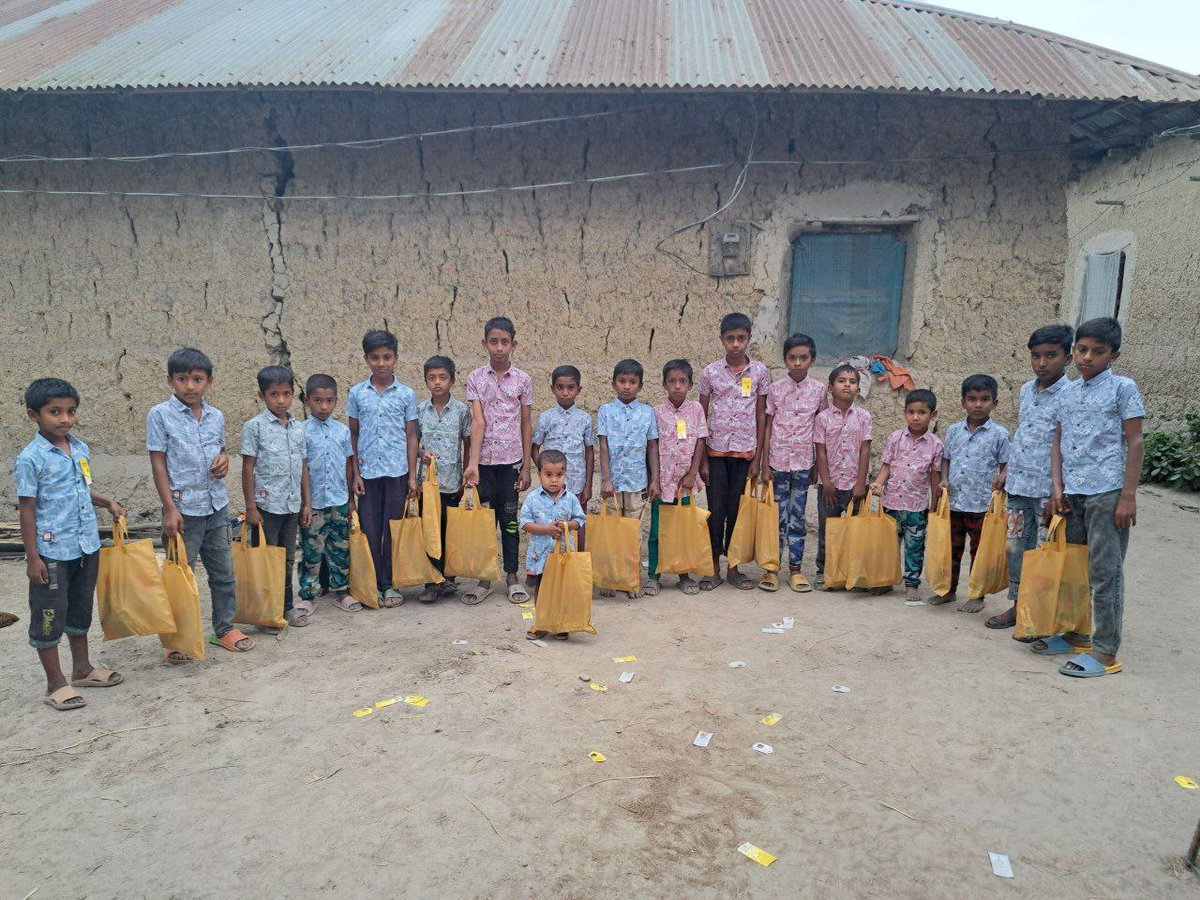 DaramFound's tweet photo. DARAM’s Charity Event. 24
📍 Location: Kattankudy, Sri Lanka
🗓 Date: March 2025 | Beneficiaries: 20 underprivileged children
In a heartfelt initiative, four DARAM community members came together in Kattankudy, Sri Lanka, to support 20 children in need. Each child received:

✅ 1kg Indian sweets 🍬
✅ 500g pasta 🍝
✅ 250g Cocola noodles 🍜
✅ 1 cup firni 🍮
✅ 1 shirt 👕
This act of kindness reflects DARAM’s ongoing mission to care for children and make real-world impact through community-driven charity.

🙏 Special thanks to our friends in Sri Lanka for the warm support!

#DARAM #MemeforEveryChild #CryptoForGood #CharityInAction