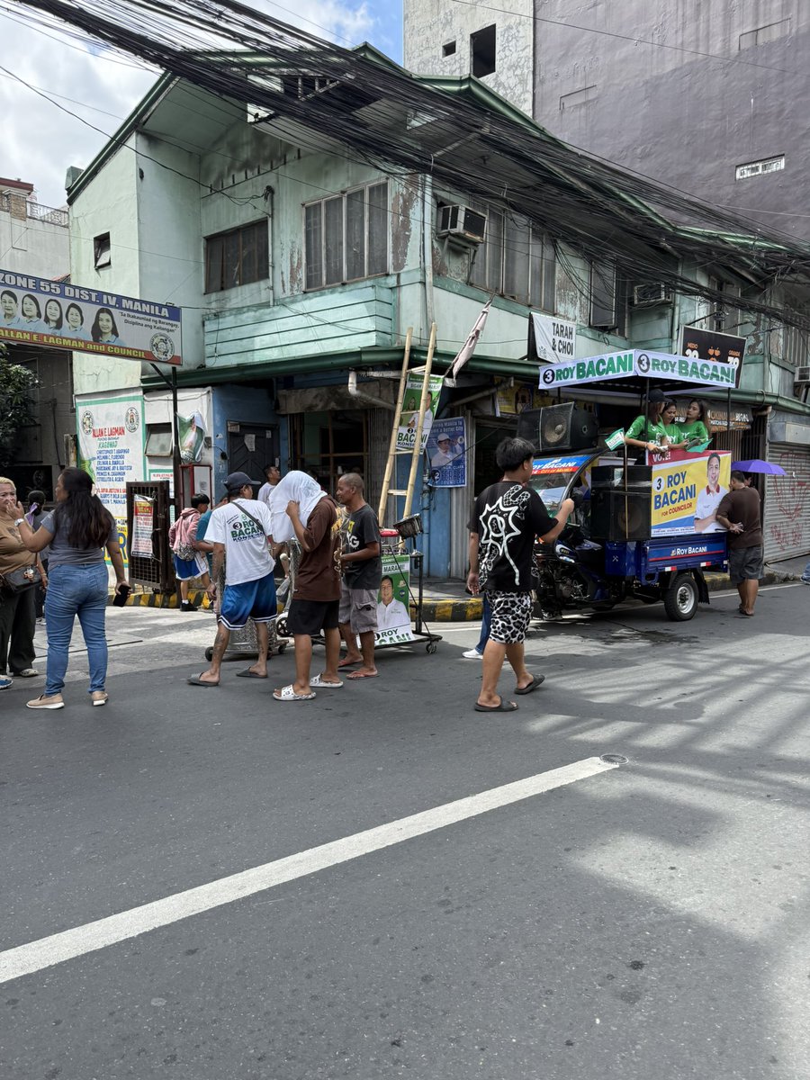 Ung maliit n kalye tas ung pulitiko nkaharang s daan?! Anu ba nman yan?! ROY BACANI?!