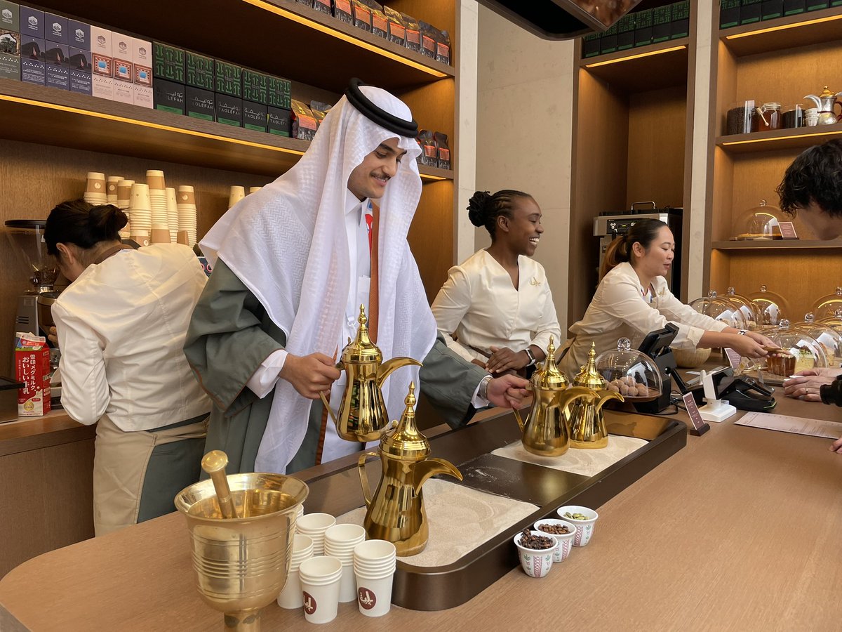 CircleTrip's tweet photo. 大阪・関西万博の記念すべき初パビリオンはサウジアラビア館に行きました🇸🇦 サウジコーヒーはスパイス控えめで飲みやすい〜☕️ #万博テストラン https://t.co/fCJEgYhjod