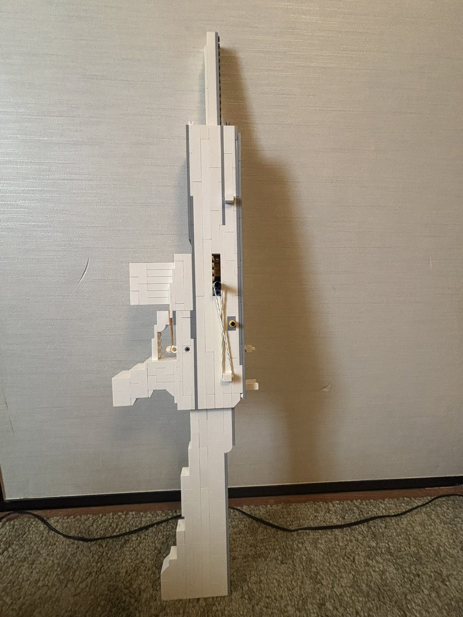 精度を重視した輪ゴム銃
発射機構から先端までを銃身と平行にして
ストックをしっかり作ってみた。
ついでに外の輪ゴムを前に掛け直せば
フルオートになる。