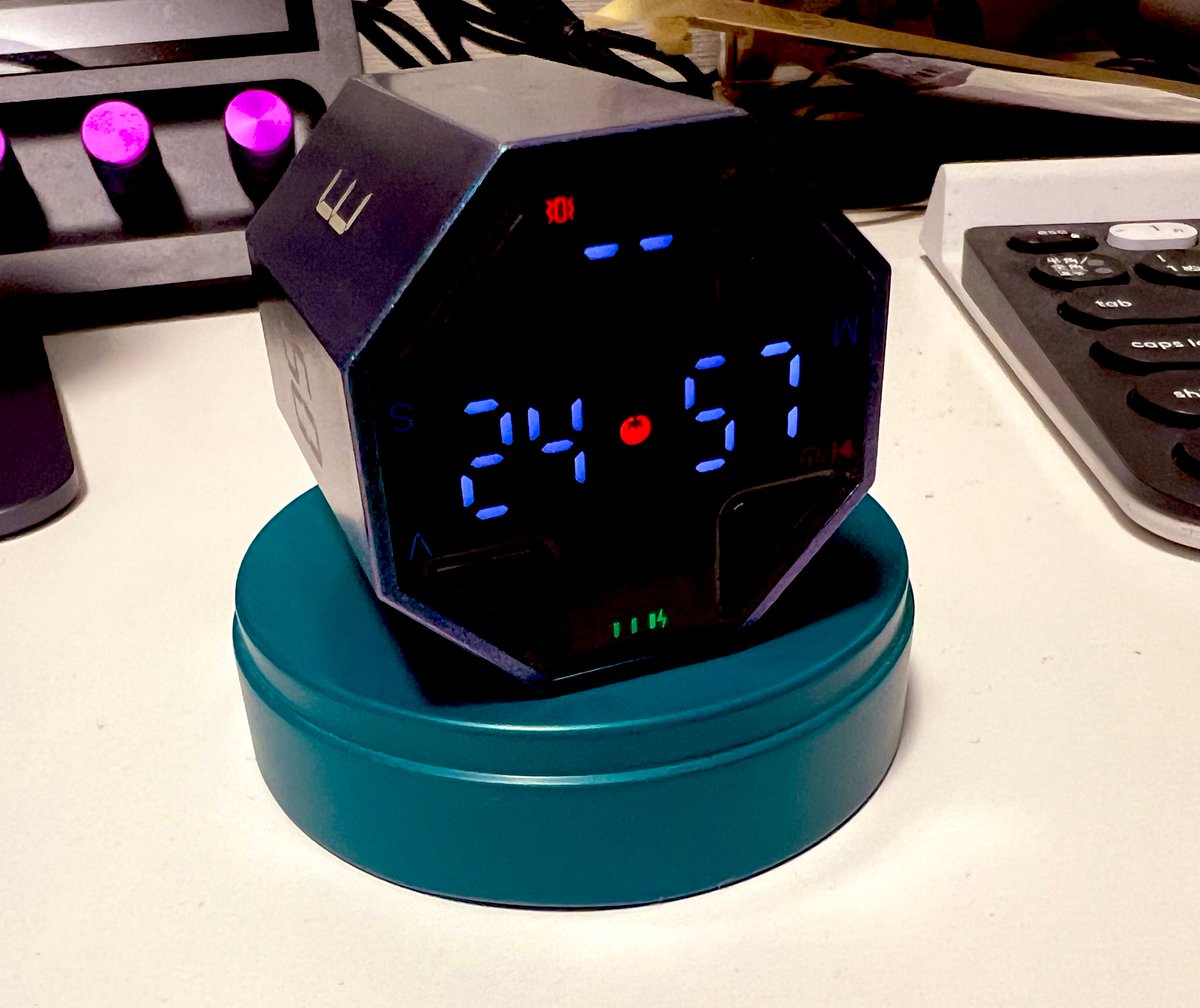 hiro_yaen's tweet image. これ、#ticktime という、ポモドーロ・テクニックを簡単に実践できるシャレオツタイマーです。
あまり指摘されていないデメリットとして、タイマー音がデカくて職場などで使いにくく、バイブは弱いので気付きにくい。

そこで写真のようにお菓子の缶のフタなどの上に乗せるとバイブ音が増幅されます！