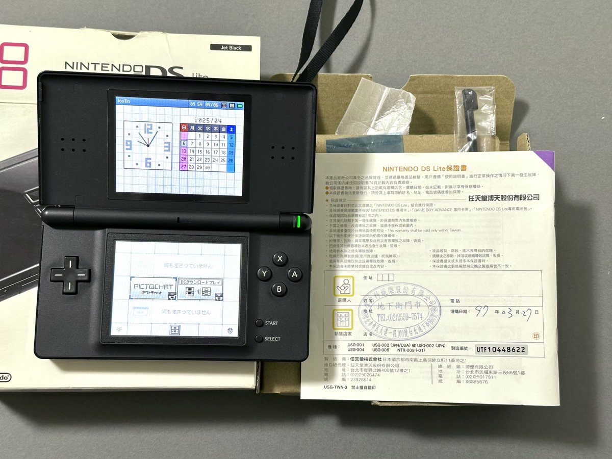 luc_8_8's tweet image. かなり珍しい台湾版のDS liteを購入✨台湾旅行のお土産に買ってきました!液晶の劣化もなく、保護ケースに入れ画面フィルムを付けて大事に使われていた様ですごい美品です!台湾版ですが台湾専用のUIではないとのことでした!大事にします!
#レトロゲーム