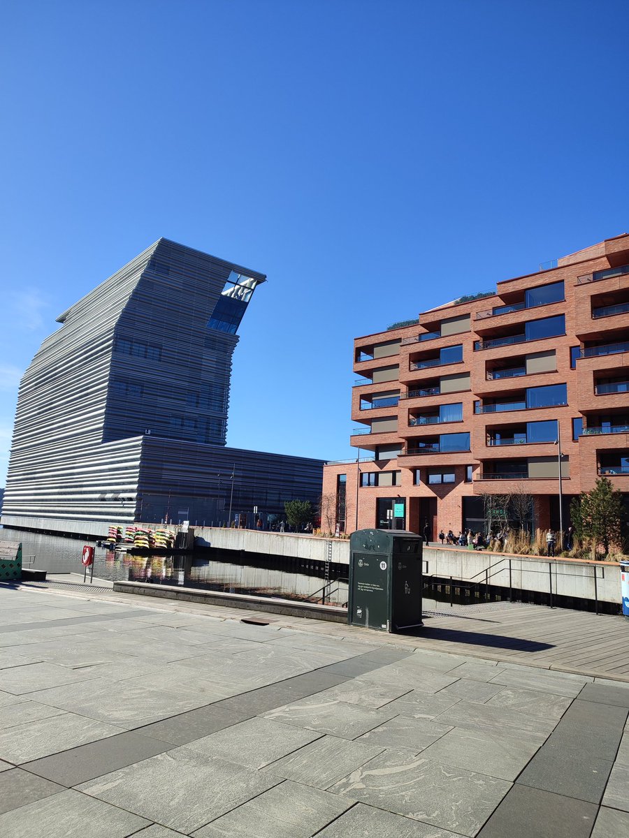 Була в музеї Мунка, осьо він на фото. Спеціально прочитала лише його біографію, а про що картини не читала, щоб скласти свою суто суб'єктивну думку. Дядько прожив довге життя в благополучній країні, серед шикарної природи, на березі моря. За життя був