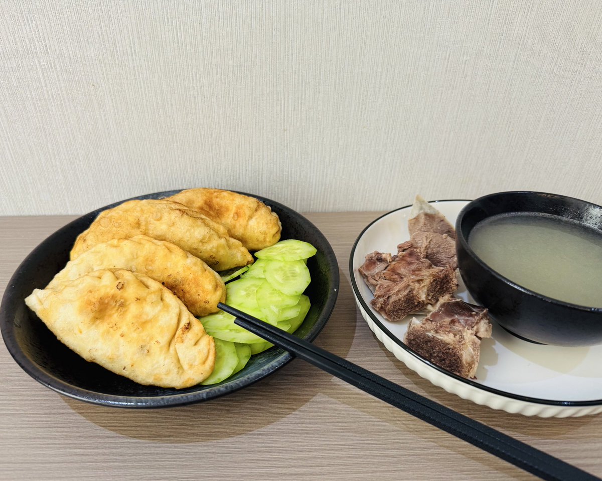 turiinsoyorholt's tweet image. Би ер нь урд насандаа нийтийн хоолны тогооч байсан байхөө… Их хоол хийчээд байхын 😅 Сонгино, хар перцтэй илүү дутуу юмгүй яаг зайсангийн Asiana-гийн хуушуур шиг боллоо 🤭