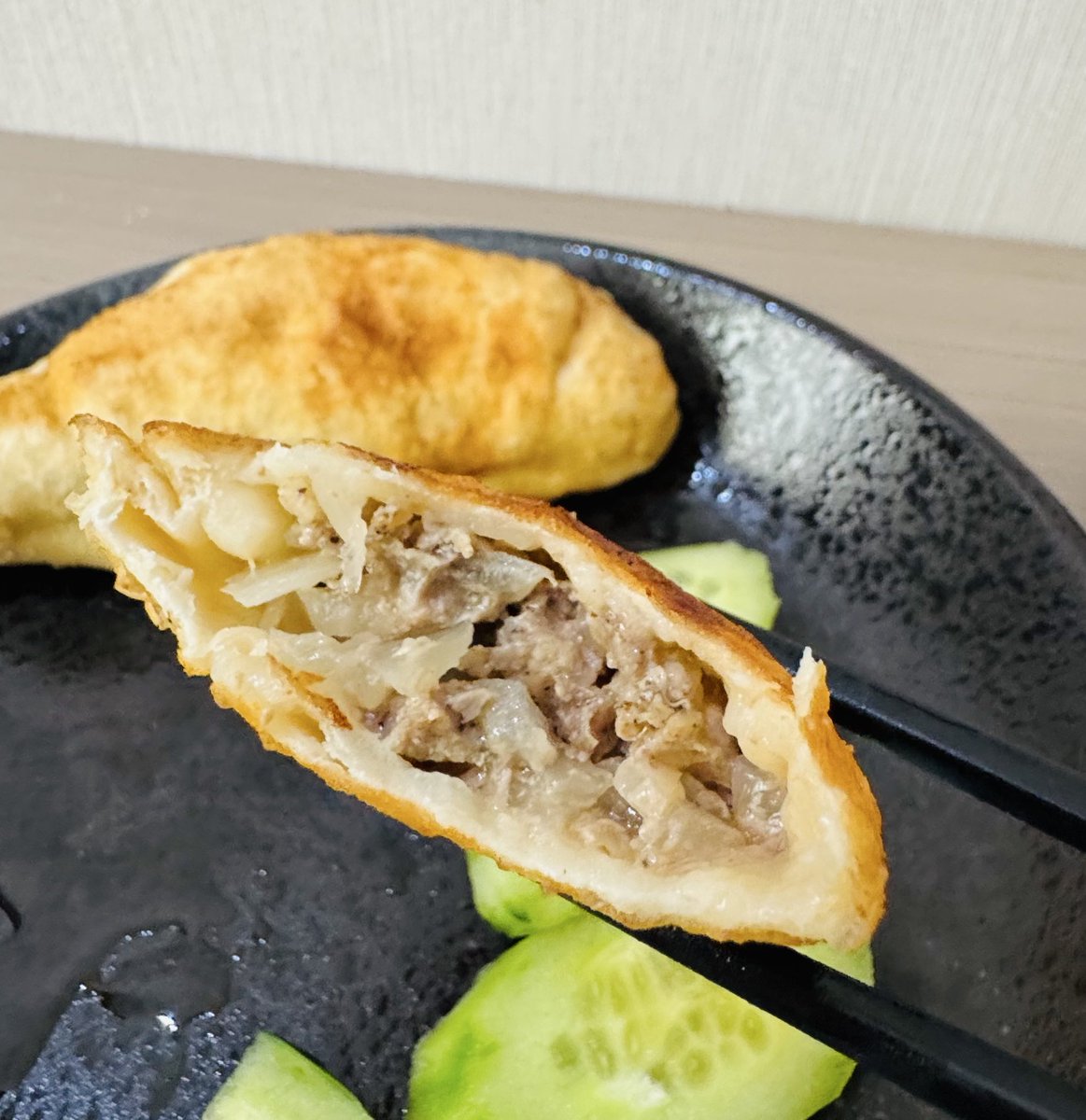 turiinsoyorholt's tweet image. Би ер нь урд насандаа нийтийн хоолны тогооч байсан байхөө… Их хоол хийчээд байхын 😅 Сонгино, хар перцтэй илүү дутуу юмгүй яаг зайсангийн Asiana-гийн хуушуур шиг боллоо 🤭