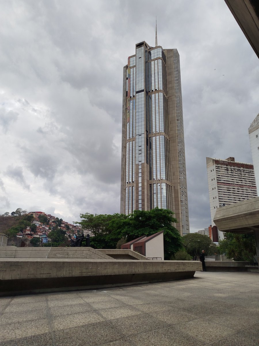 GarcesSinaid's tweet photo. En el corazón de #caracas, las Torres de Parque Central, han sido testigos silenciosos de la historia moderna venezolana.

 Estas gemelas arquitectónicas no solo rascaron el cielo caraqueño, sino que también se convirtieron en un símbolo de una nación en pleno desarrollo. https://t.co/VwjS2QAlFa